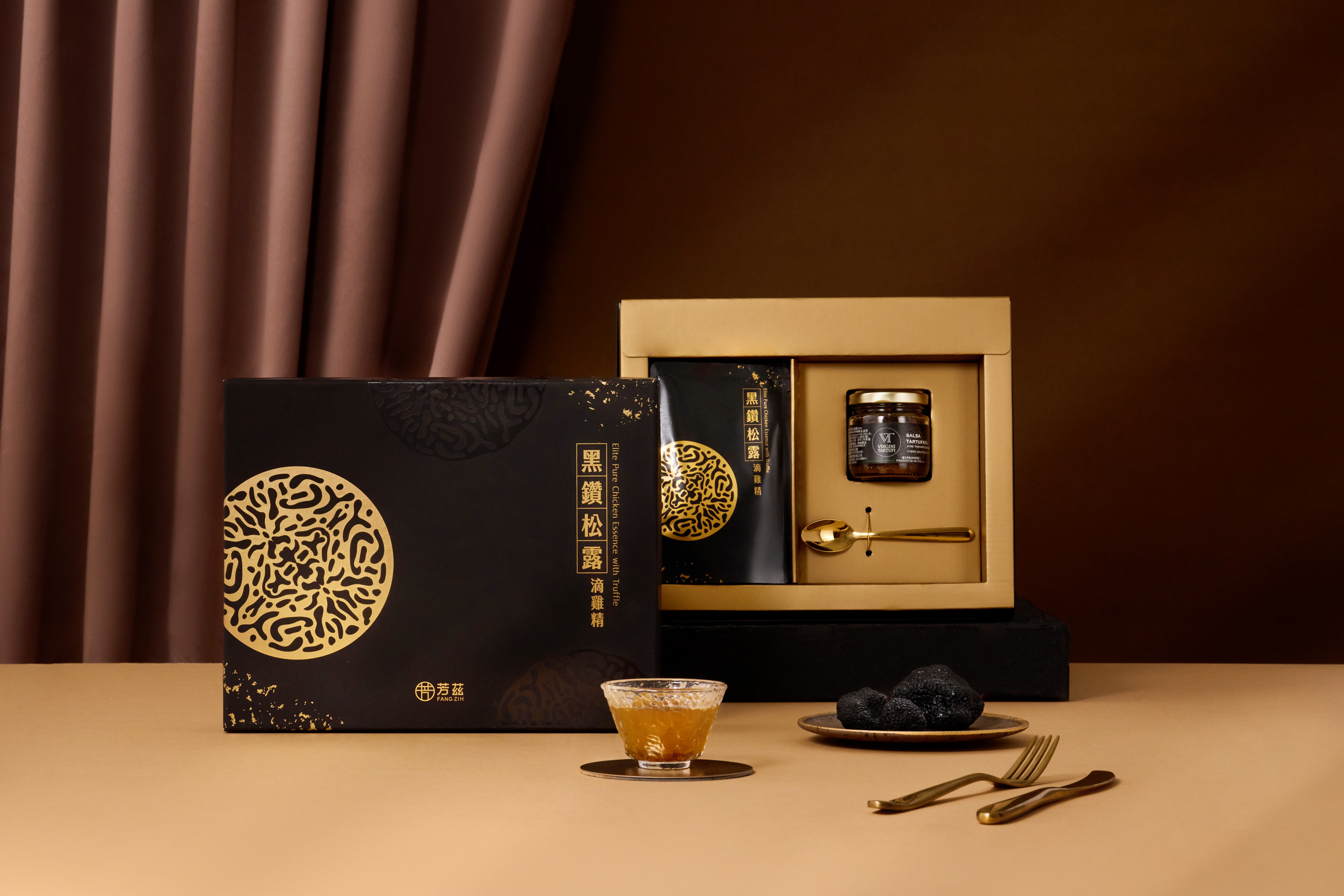 芳茲以食品大廠級最高滅菌技術，讓每一包滴雞精不用添加任何防腐劑，做到常溫下可保存18個月的「無菌」狀態。對於送禮人或收禮人真的超方便超貼心，大家不用緊張東西退冰會變質或家裡冷凍庫沒地方冰這些惱人問題了！為親愛的人放心下訂芳茲「黑鑽松露滴雞精」禮盒