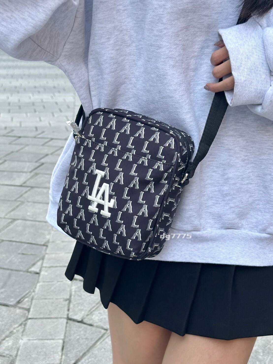 #現貨  MLB 滿版小方包 大容量