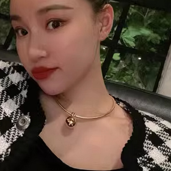 Metal ball pendant necklace
