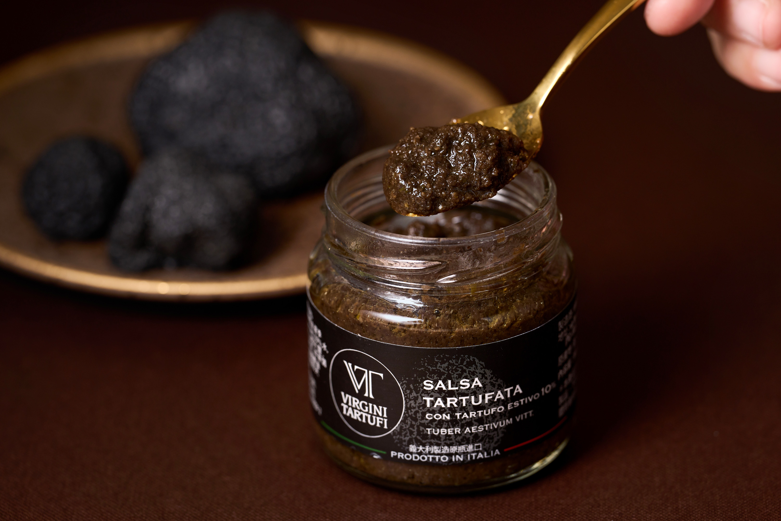 黑鑽松露滴雞精禮盒中更附贈義大利原裝進口的VT夏季黑松露10%醬，搭配各式餐點香氣更顯高雅。