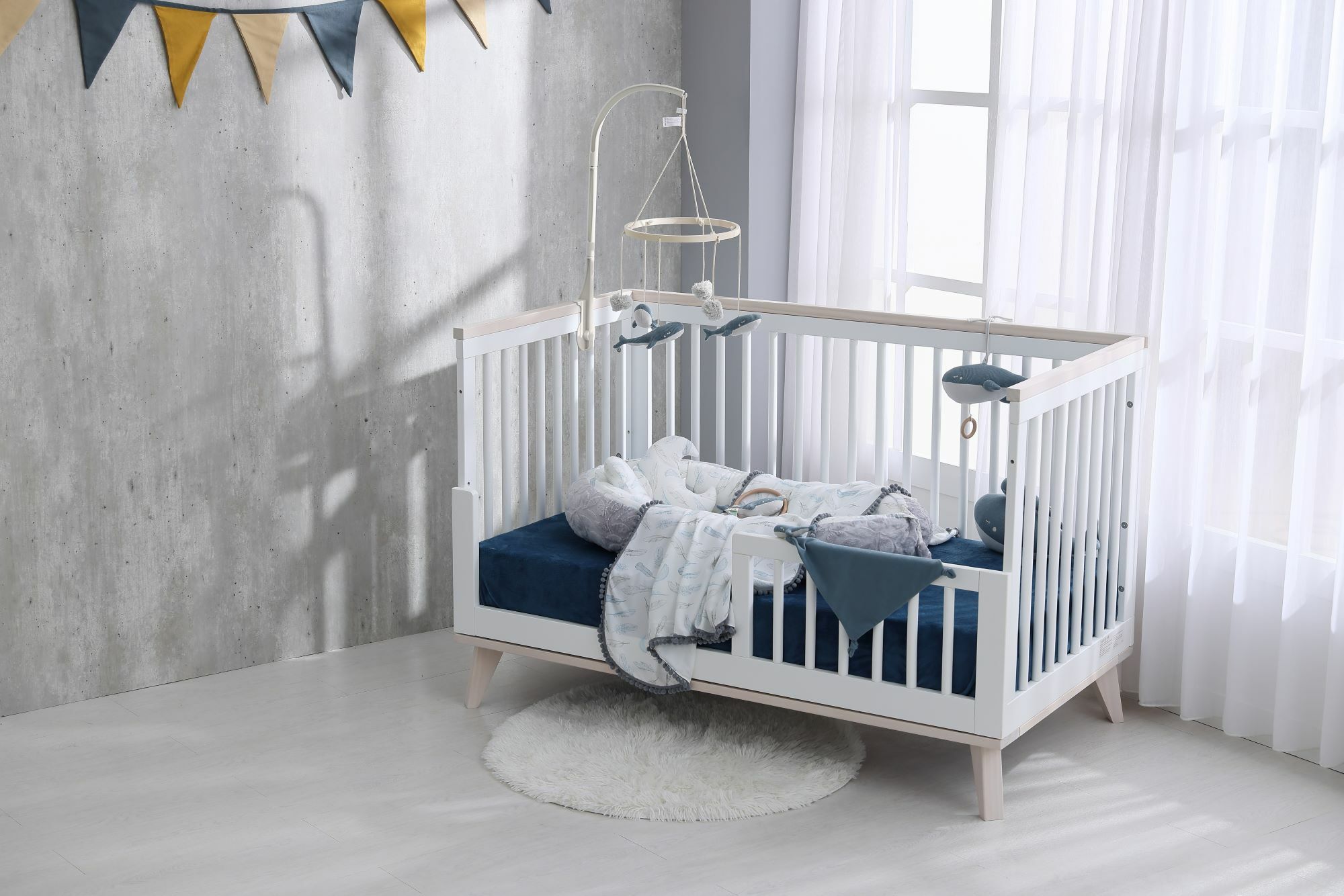 藍色系的嬰兒房裡，有maylily睡窩及竹纖維嬰兒寢具