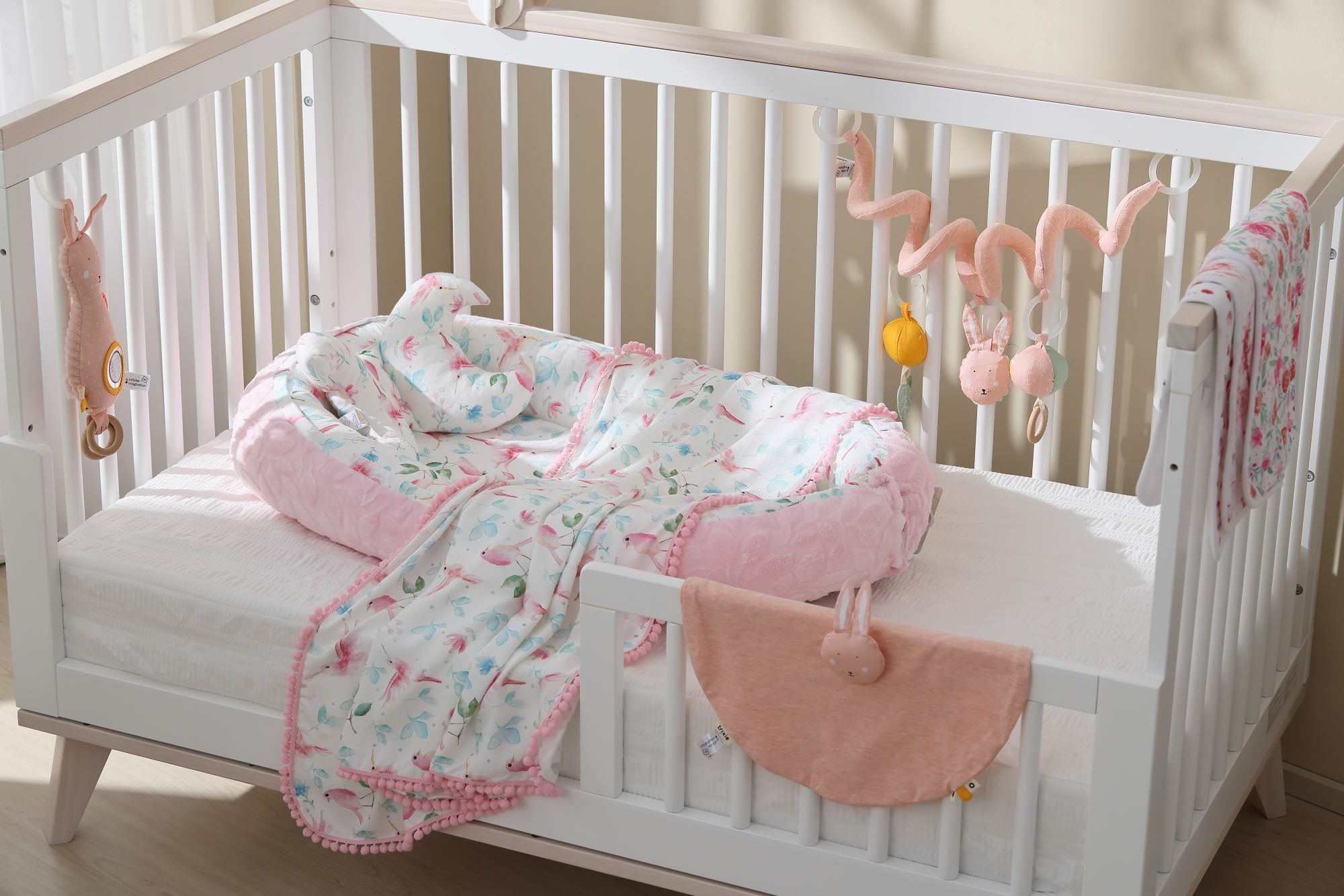 嬰兒床上擺著maylily睡窩以及trixie安撫玩具