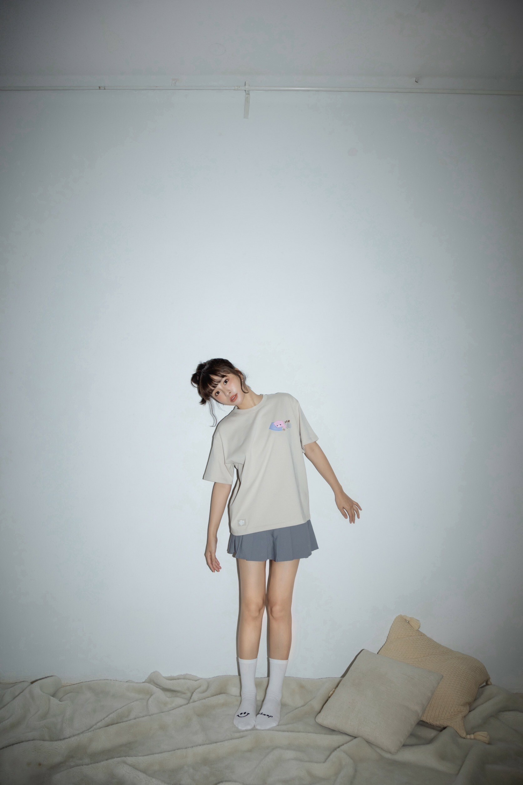 [特價售出無退換] #KEEP x QUN 聯名款 TEE 白色 黑色 奶茶色 枕頭貓 印花 短T【KS194】峮峮