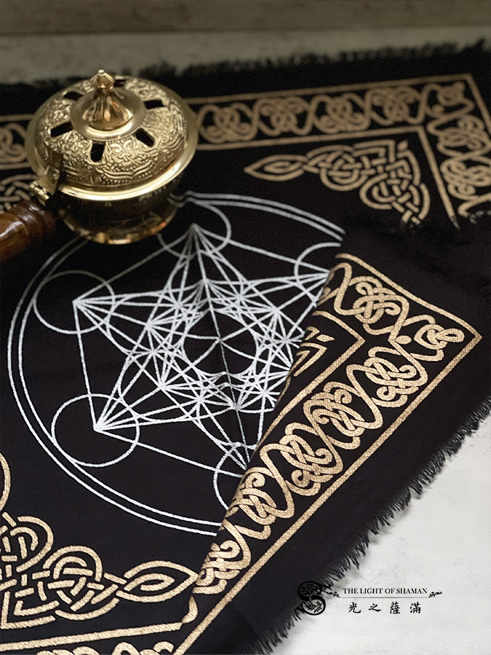 梅塔特隆立方體黑色祭壇布 立方體象徵著穩定和完整性具有保護和力量的意義尋求天使的保護和引導並在靈性實踐中找到穩定和平衡 -光之薩滿