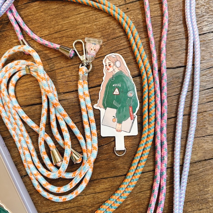 音樂女孩 手機揹帶 手機掛繩 附夾片 甜蜜生活手機繩｜甜蜜生活