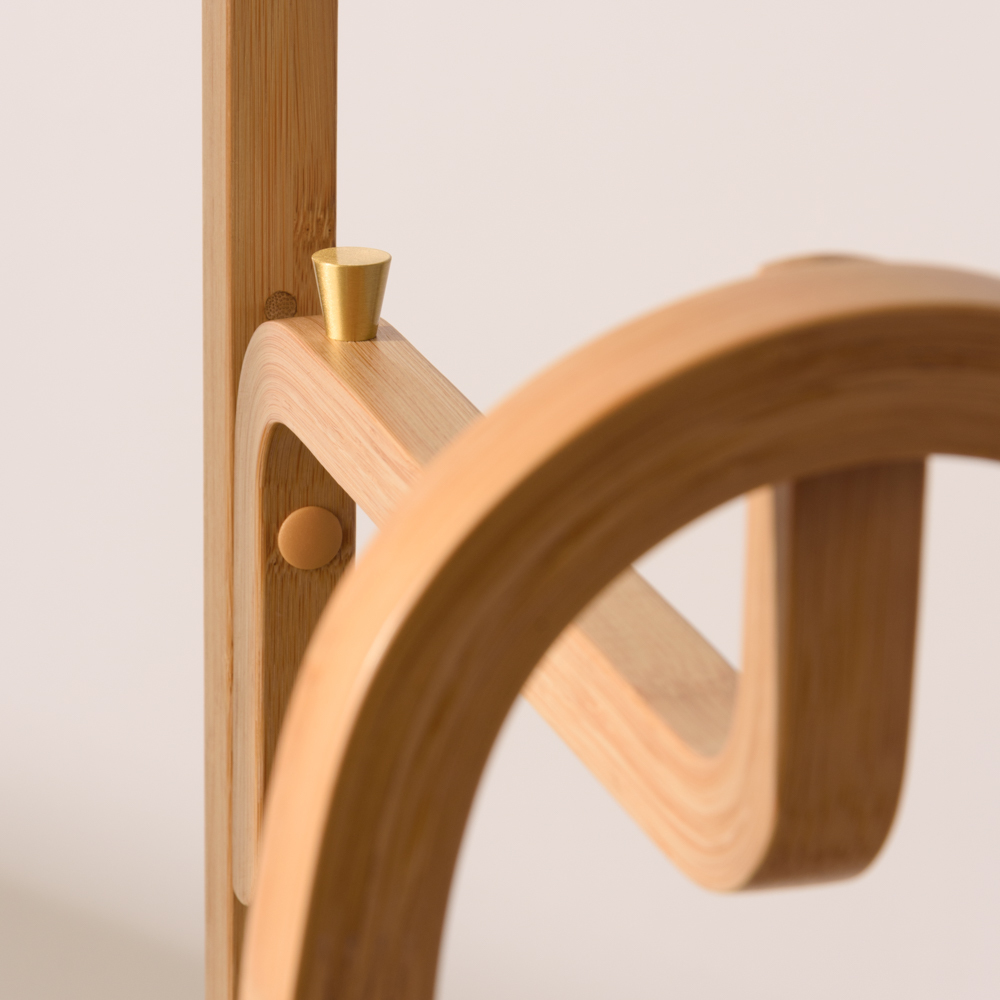 RICO 衣帽架中央橫桿上方設置了金屬掛勾，用來吊掛識別證