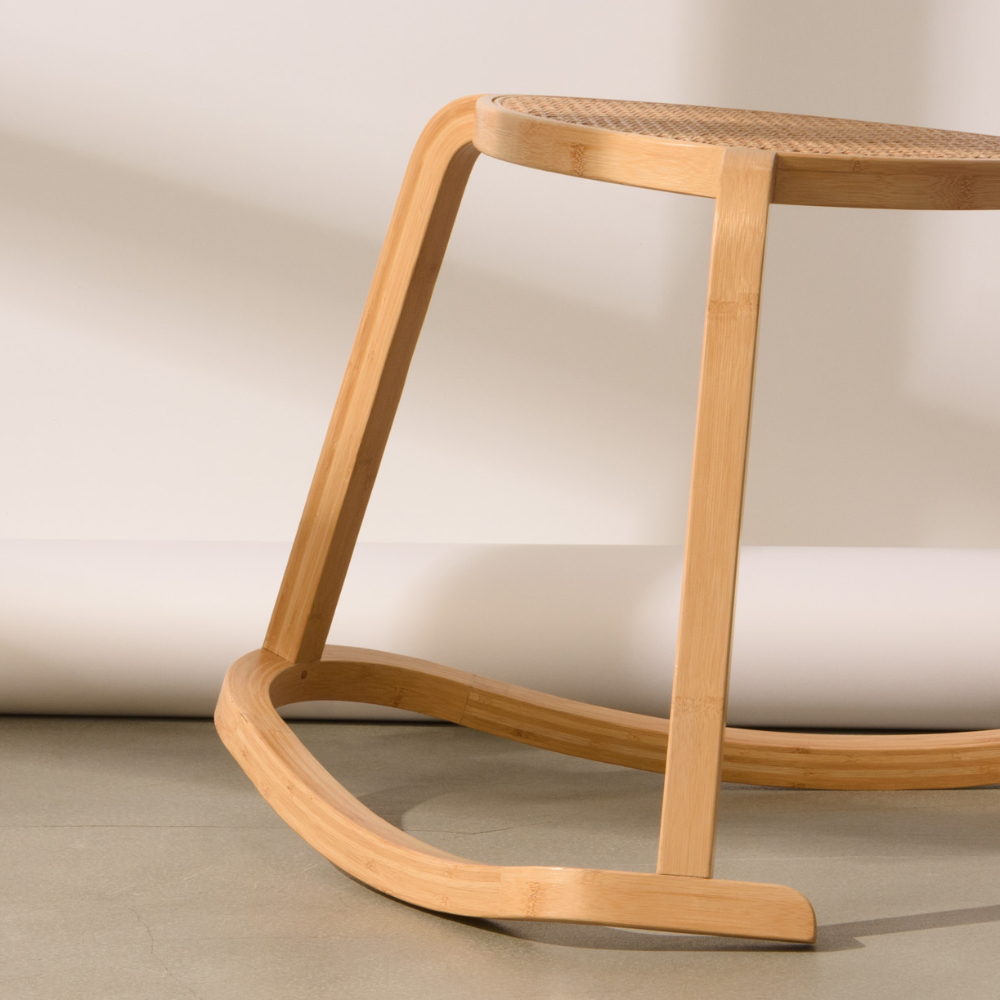 TRIRO 搖凳弧型的椅腳使其可以搖擺