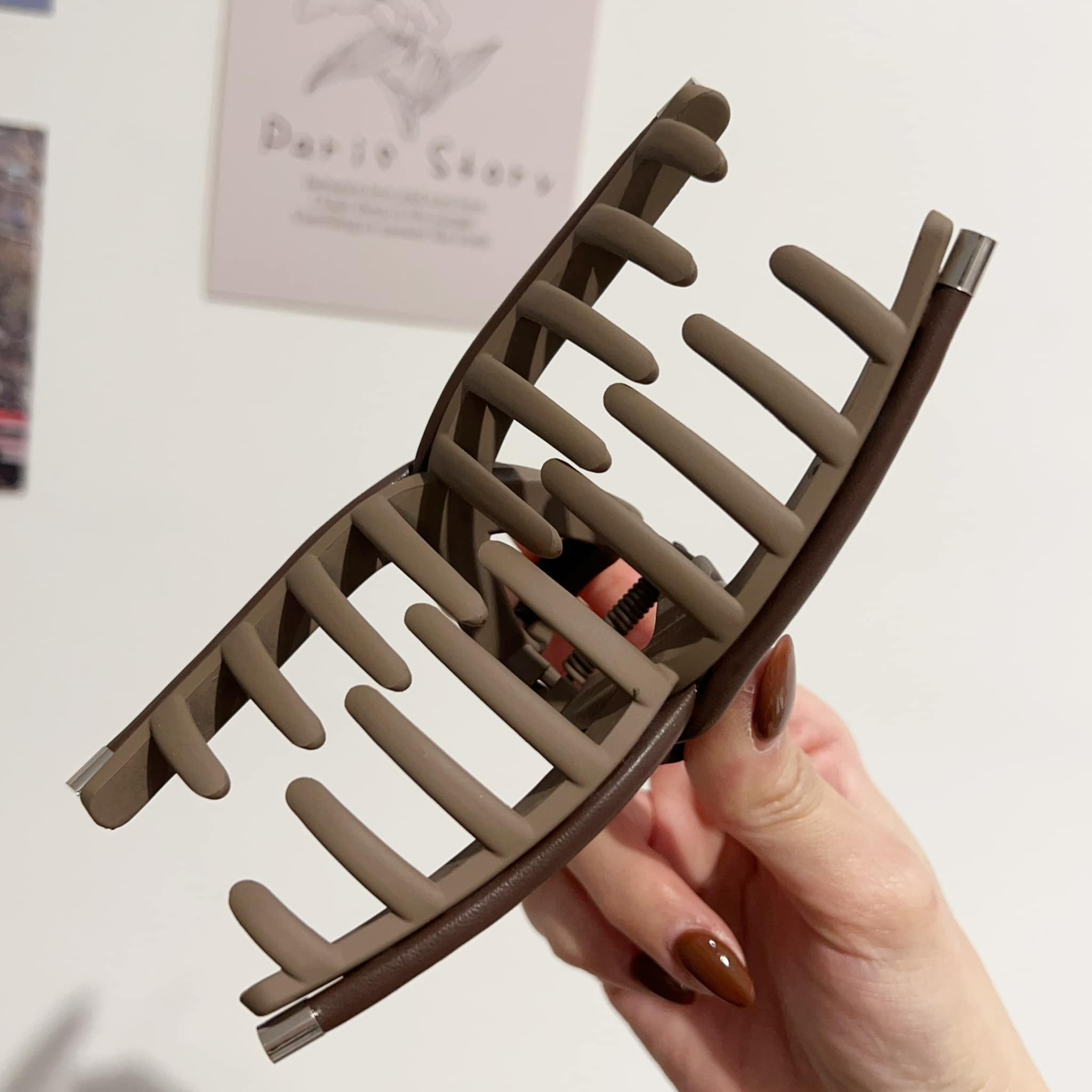 韓國質感皮革抓夾。二色