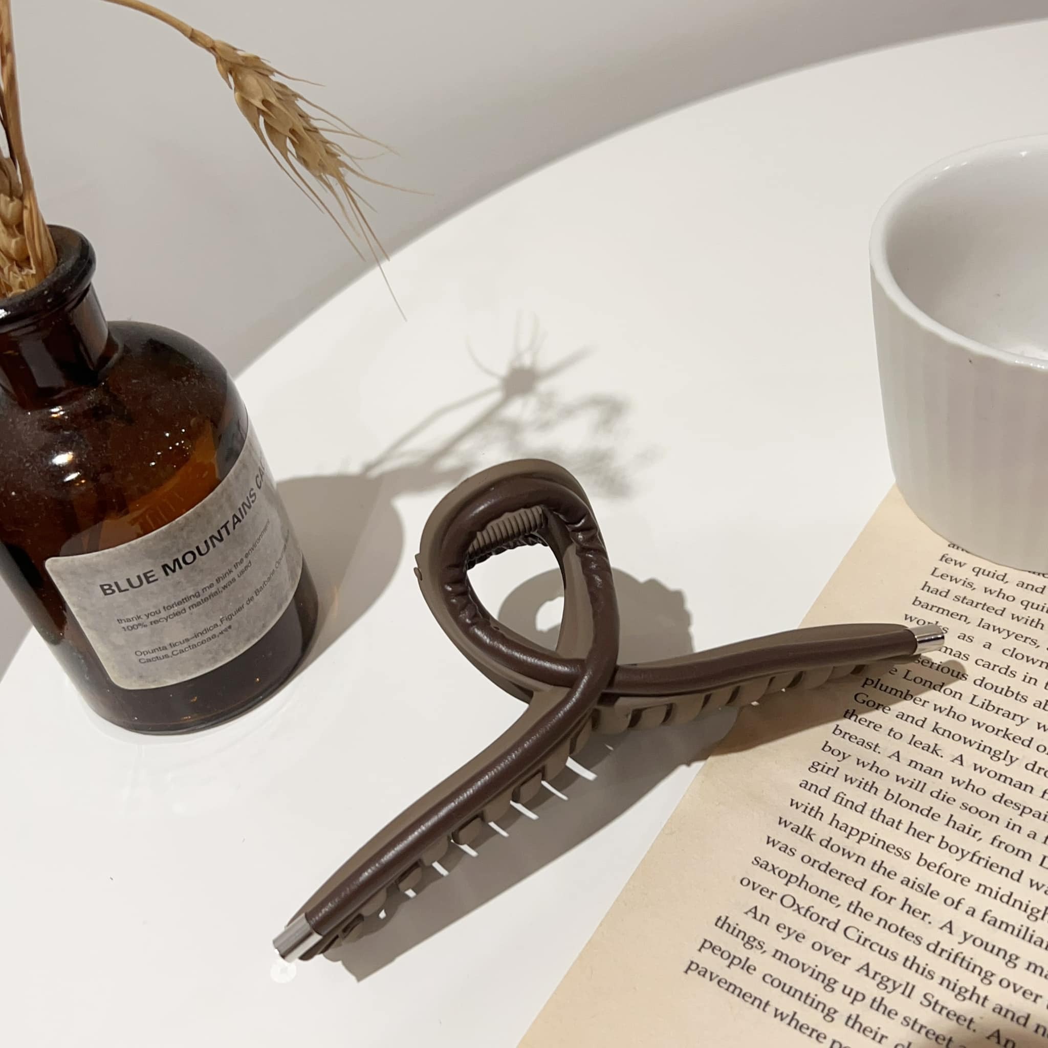 韓國質感皮革抓夾。二色