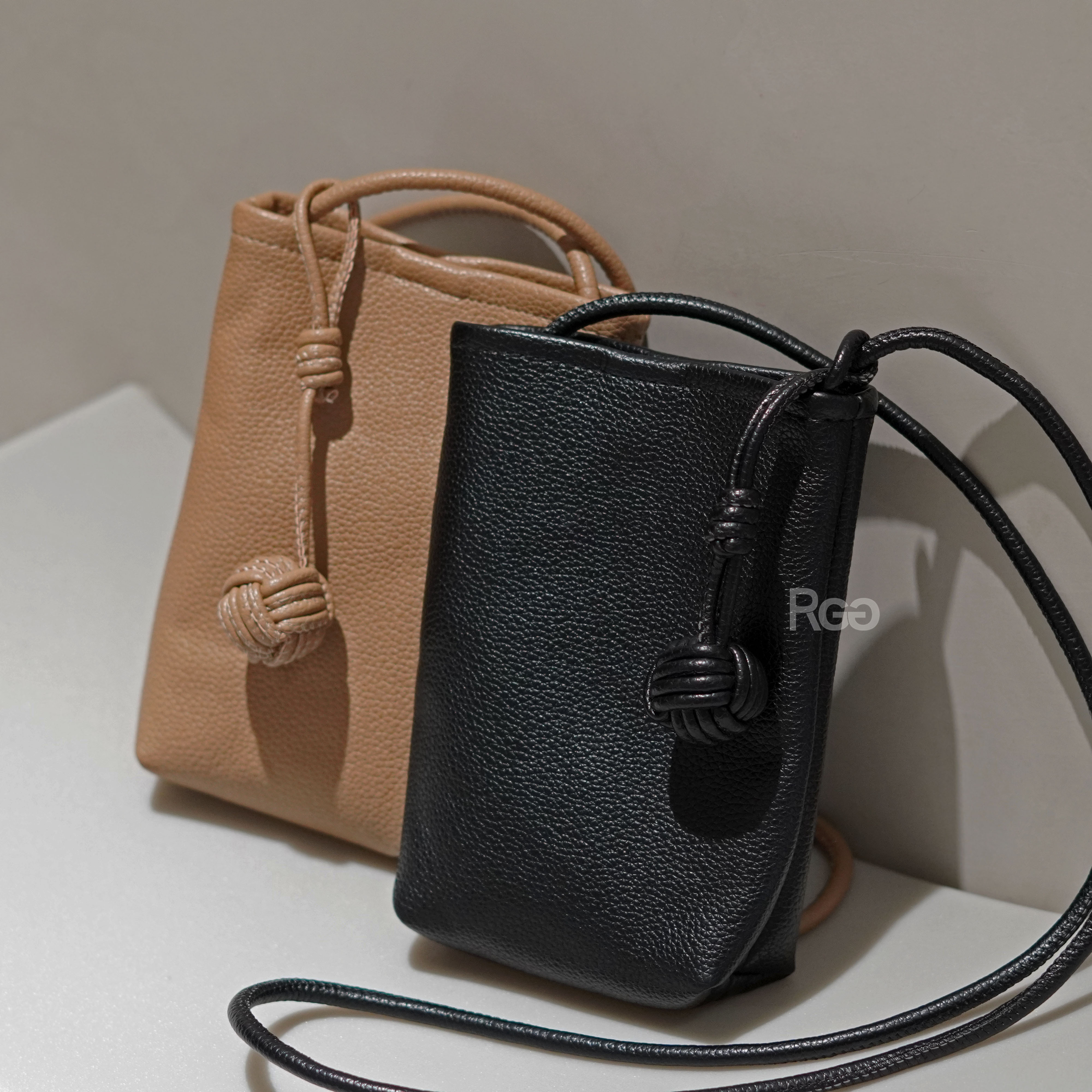 編織球側背小包焦糖棕色與經典墨黑色