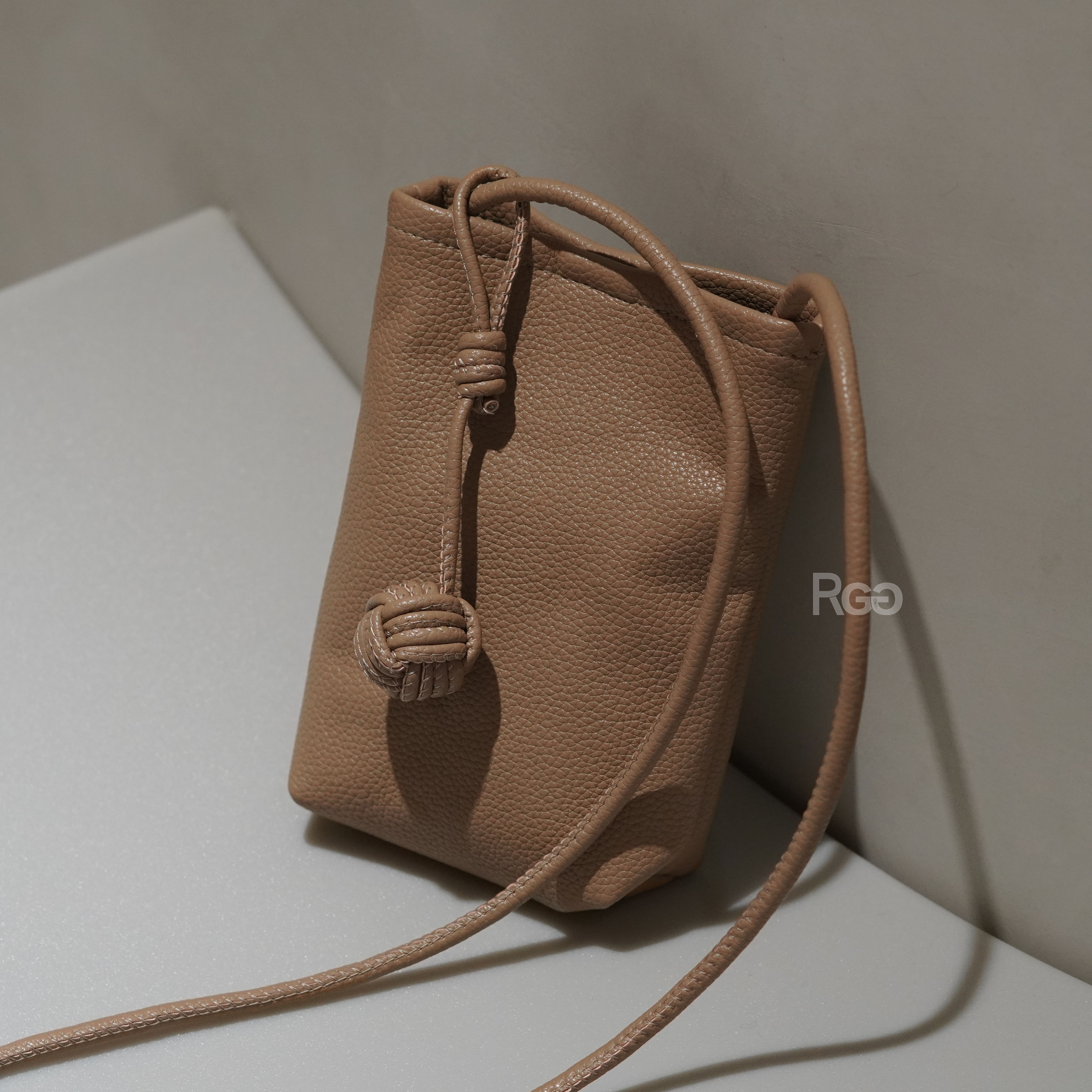 編織球側背小包焦糖棕色