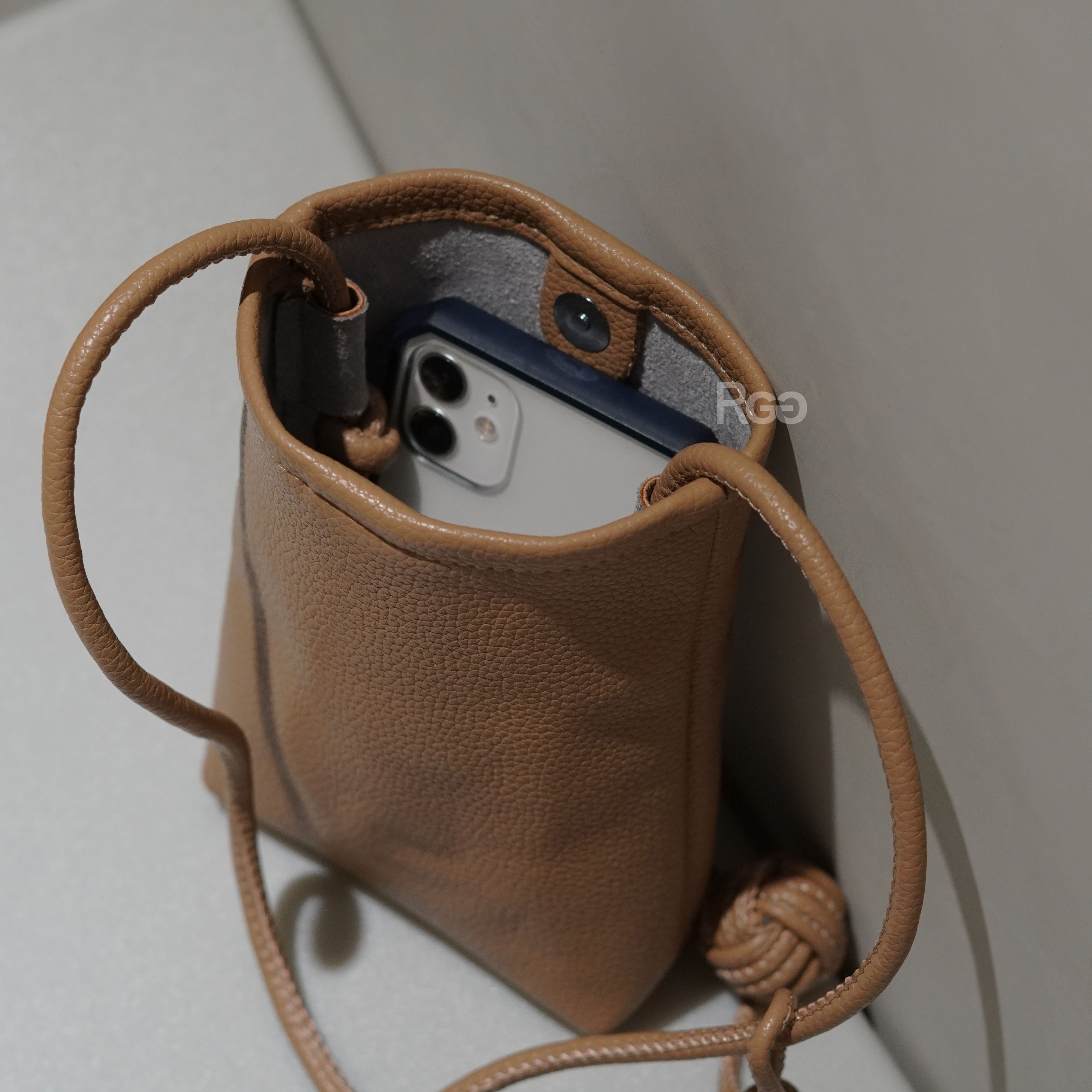 編織球側背小包焦糖棕色容量細節照