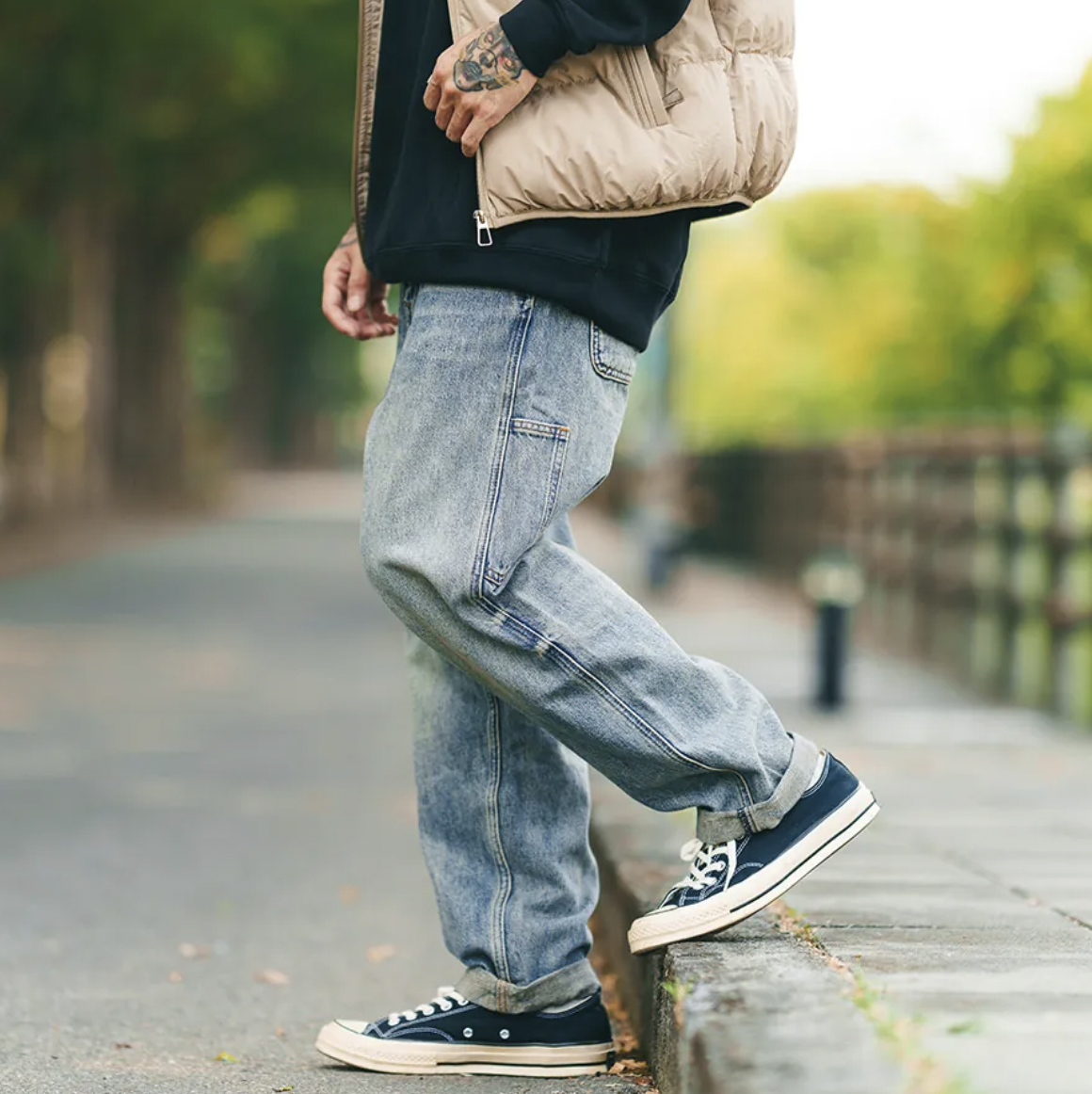 男模穿水洗質感工裝牛仔寬褲M側面照