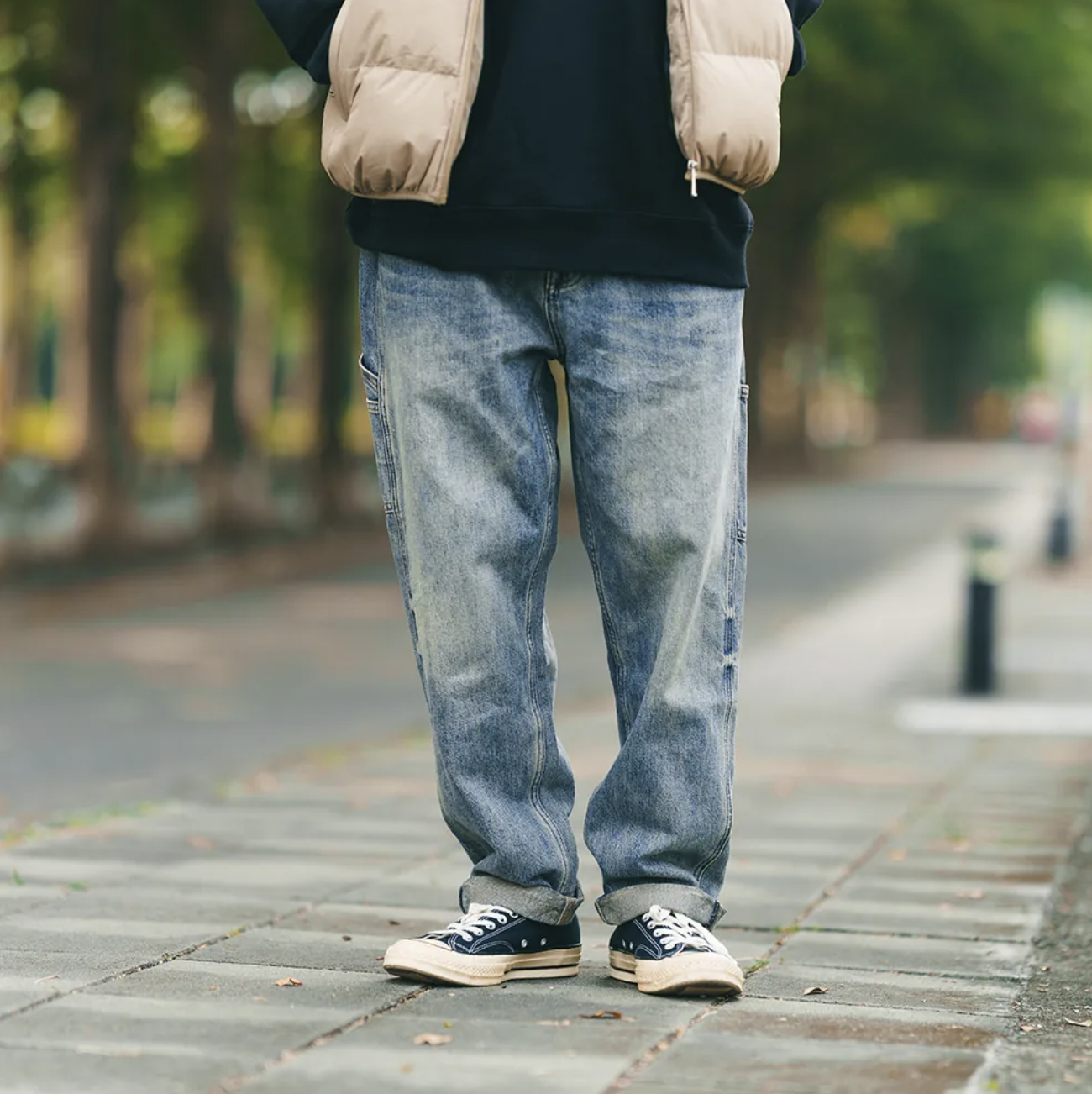 男模穿水洗質感工裝牛仔寬褲M正面