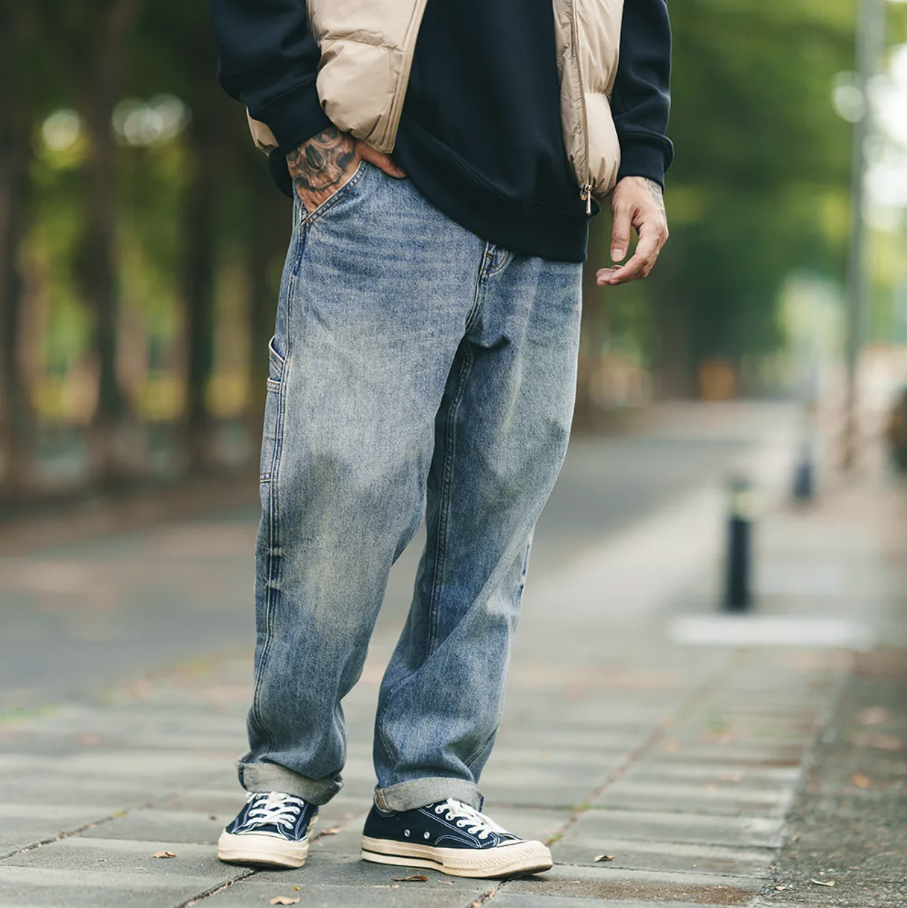 男模穿水洗質感工裝牛仔寬褲M細節
