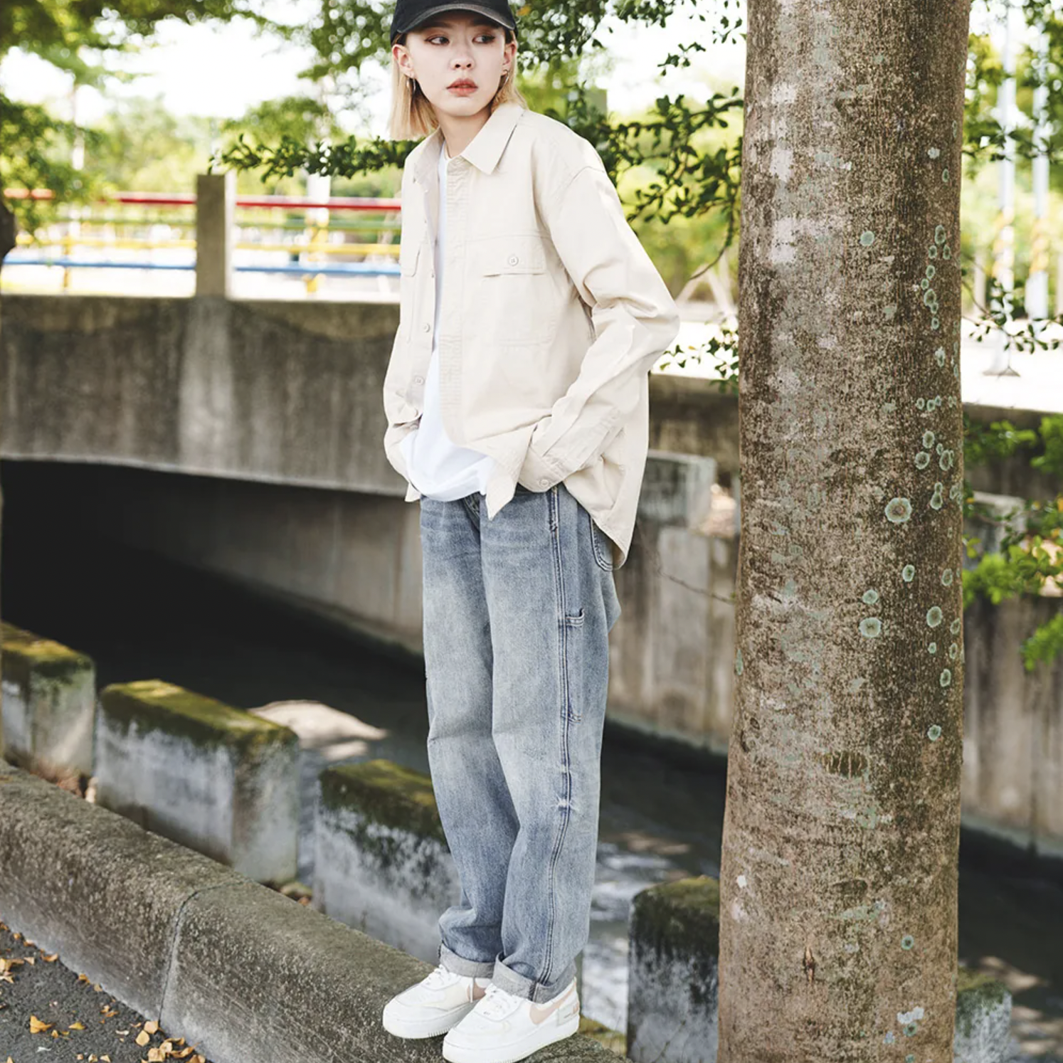 女模穿水洗質感工裝牛仔寬褲S實著