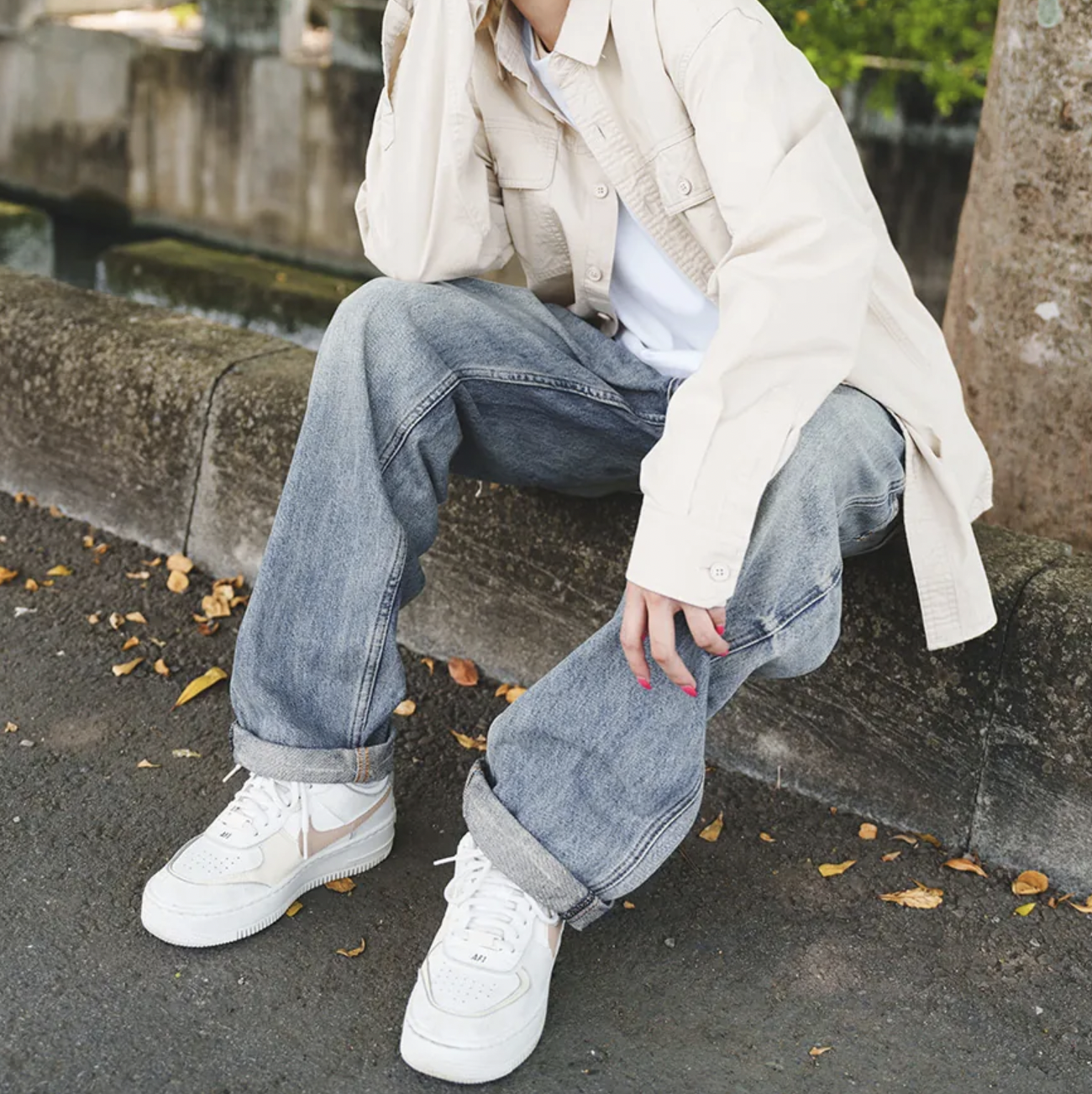 女模穿水洗質感工裝牛仔寬褲S照片