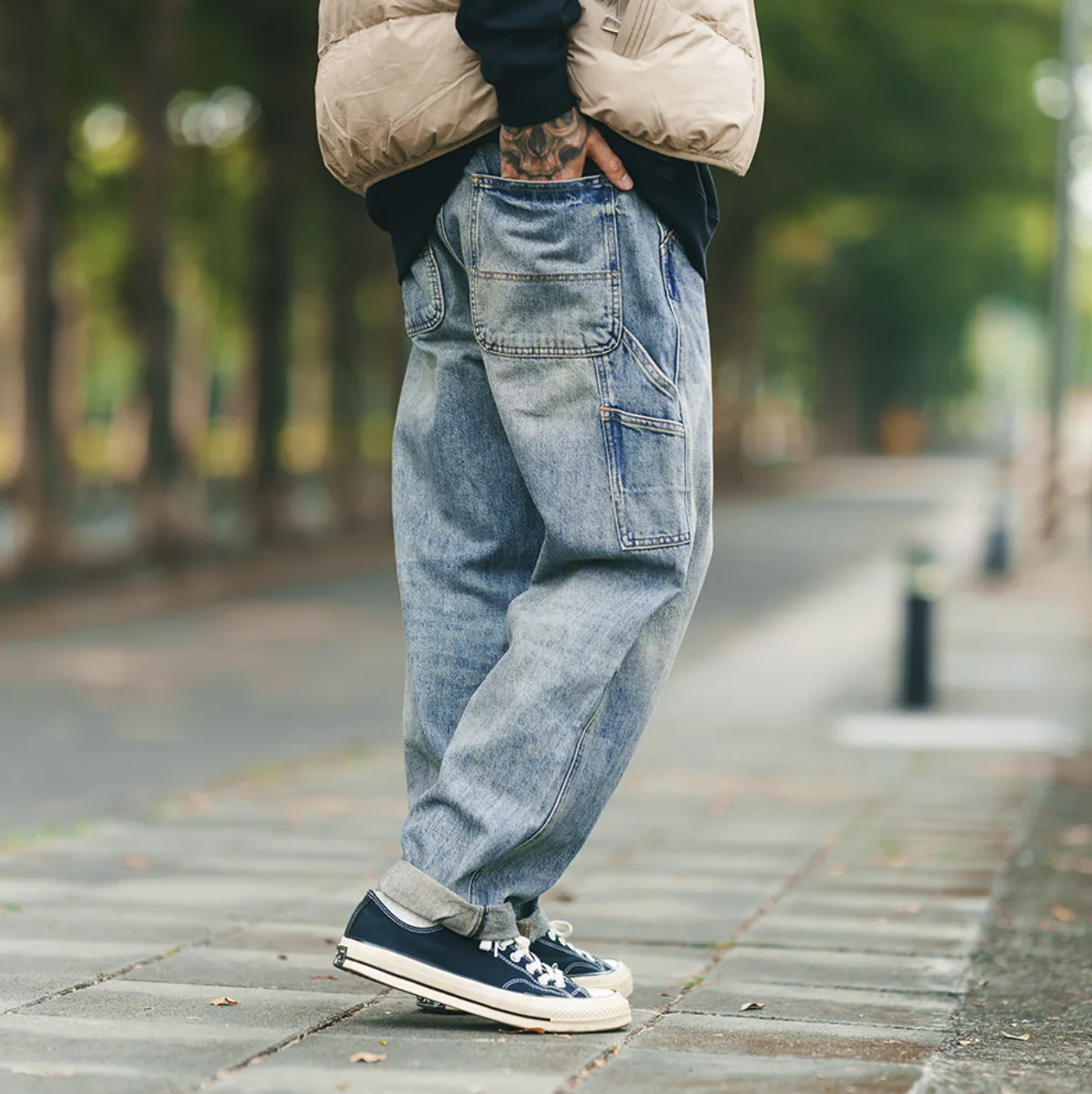 男模穿水洗質感工裝牛仔寬褲M背面細節