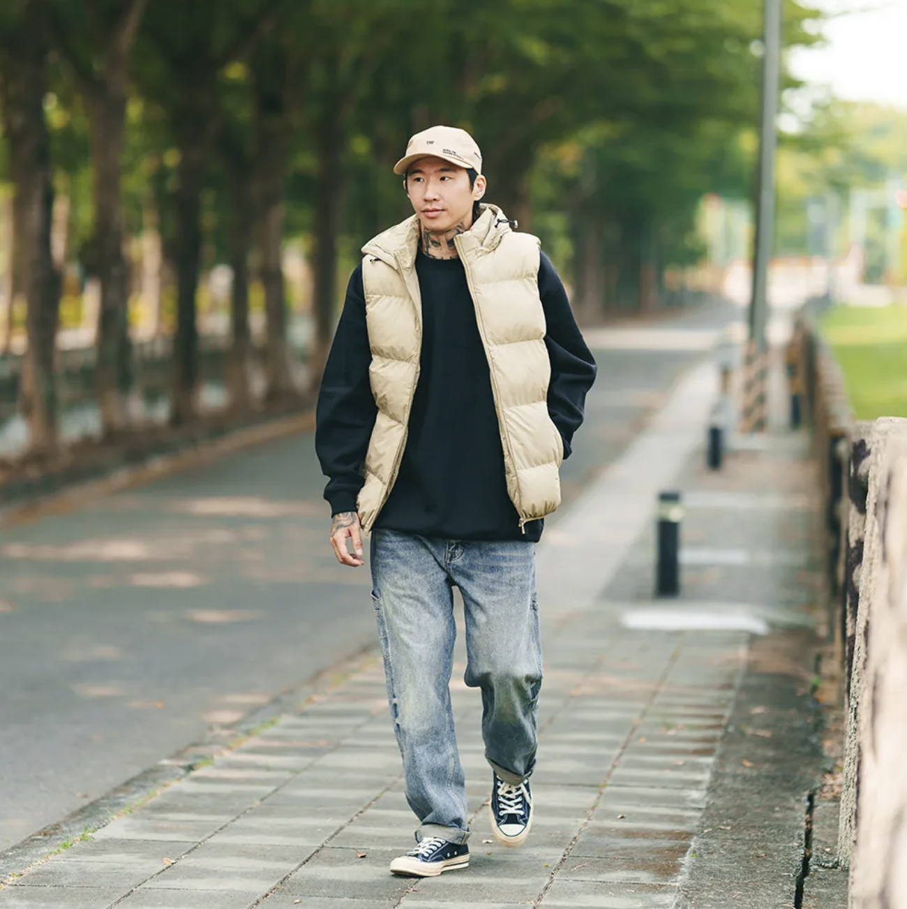 男模穿水洗質感工裝牛仔寬褲M正面穿搭照