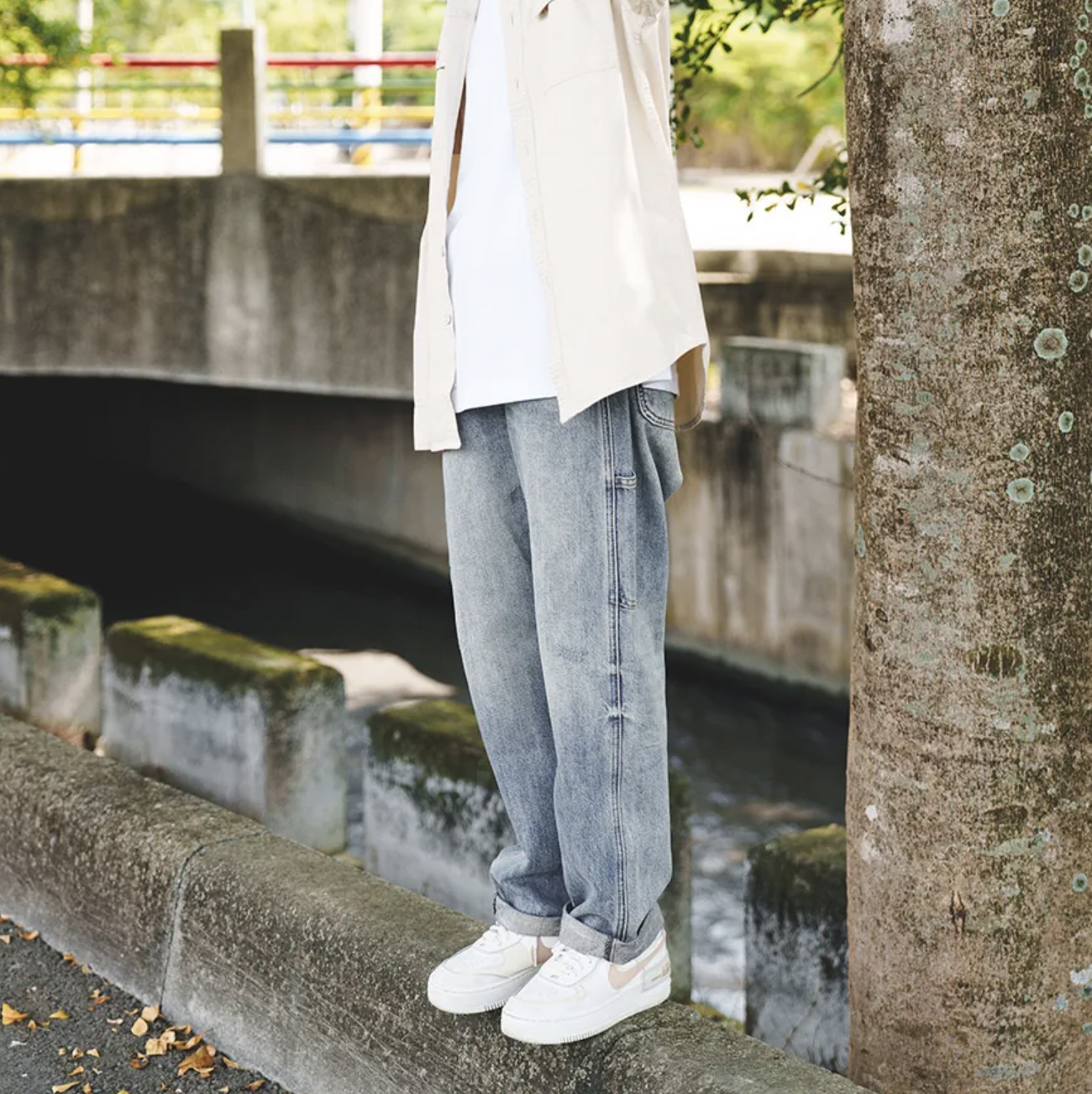 女模穿水洗質感工裝牛仔寬褲S照