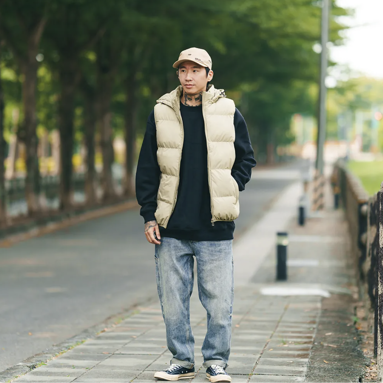 男模穿水洗質感工裝牛仔寬褲M正面穿搭