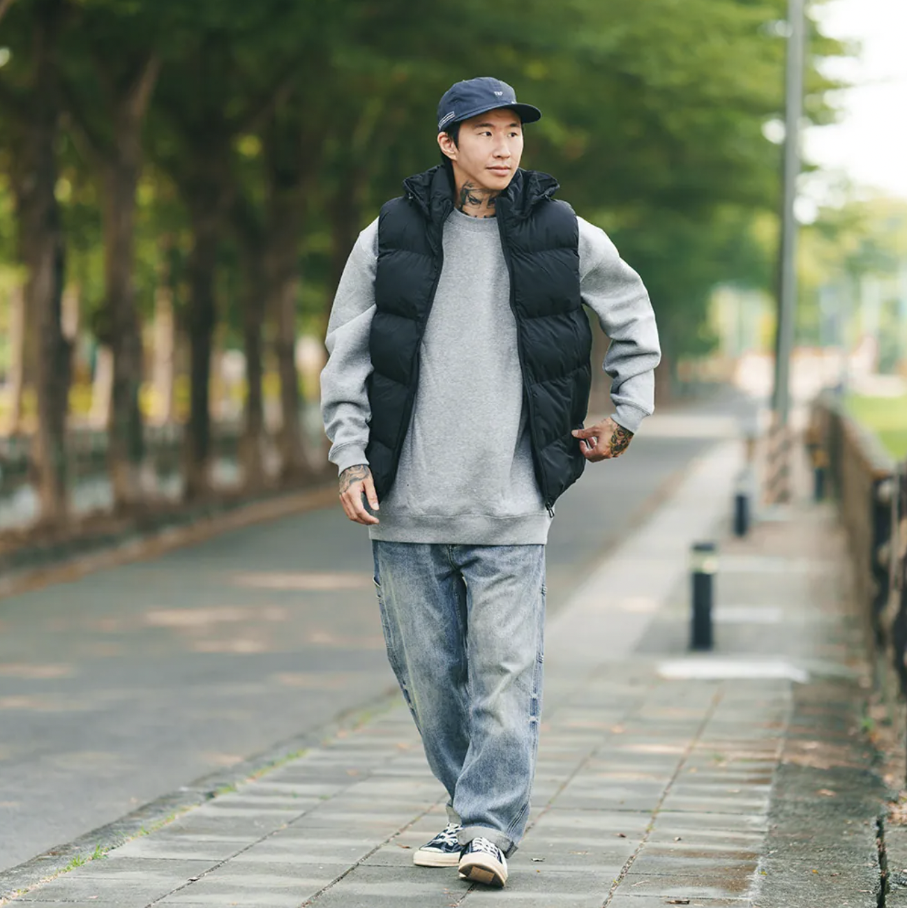 男模穿水洗質感工裝牛仔寬褲M正面實著照