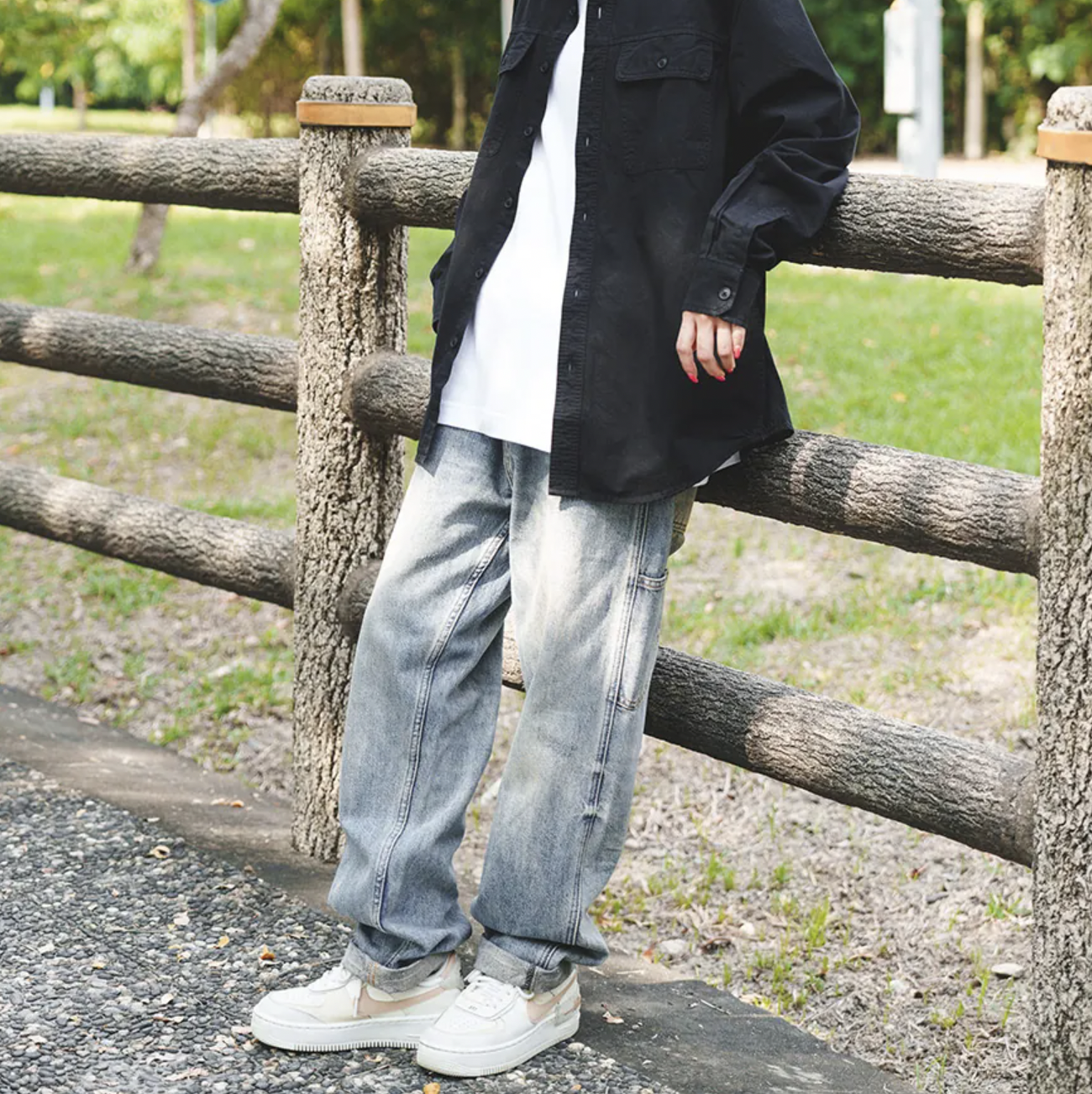 男模穿水洗質感工裝牛仔寬褲M