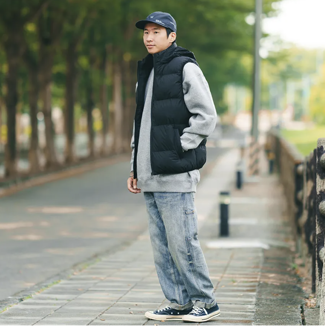 男模穿水洗質感工裝牛仔寬褲M側面