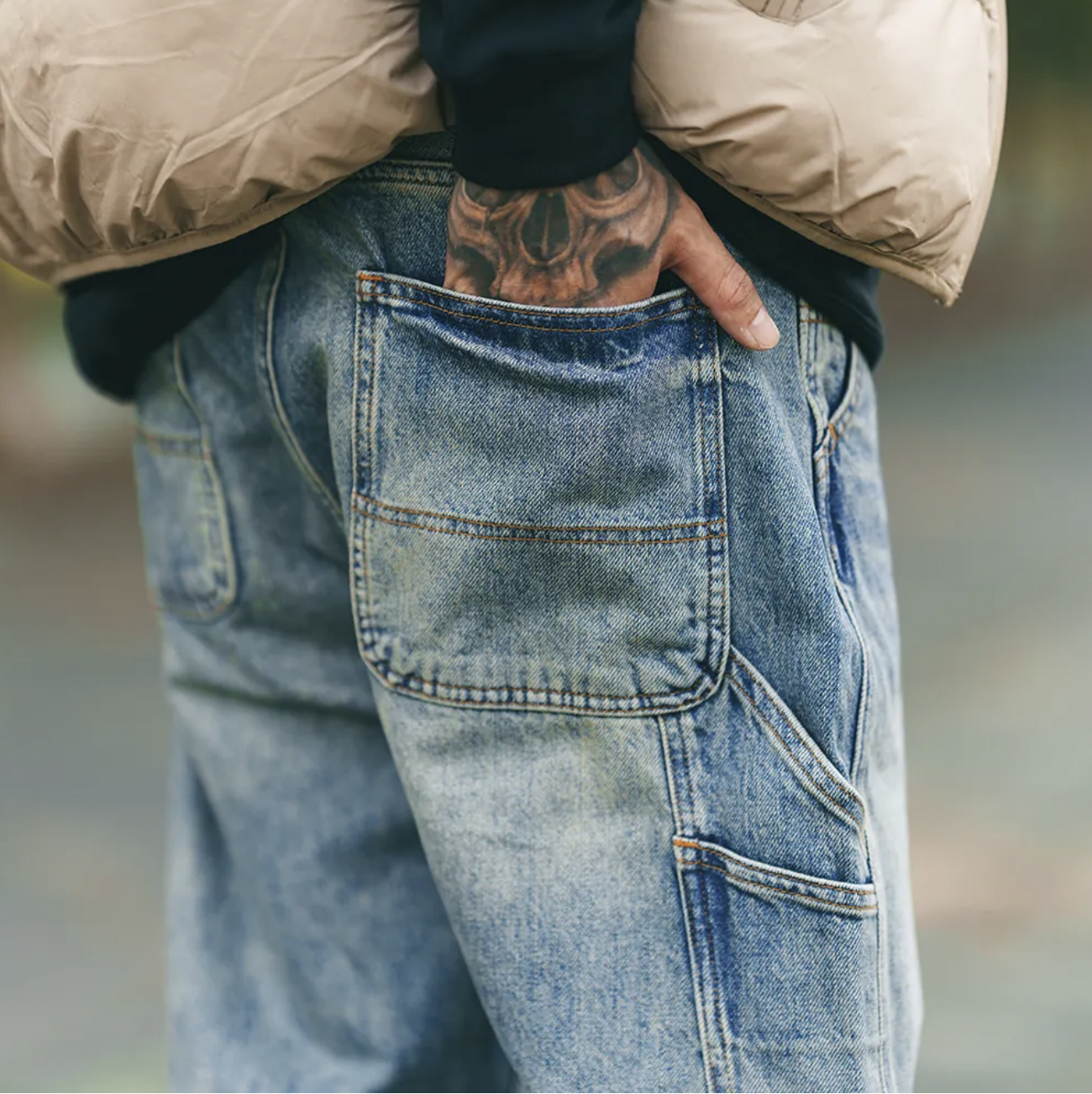 男模穿水洗質感工裝牛仔寬褲M背面細節照