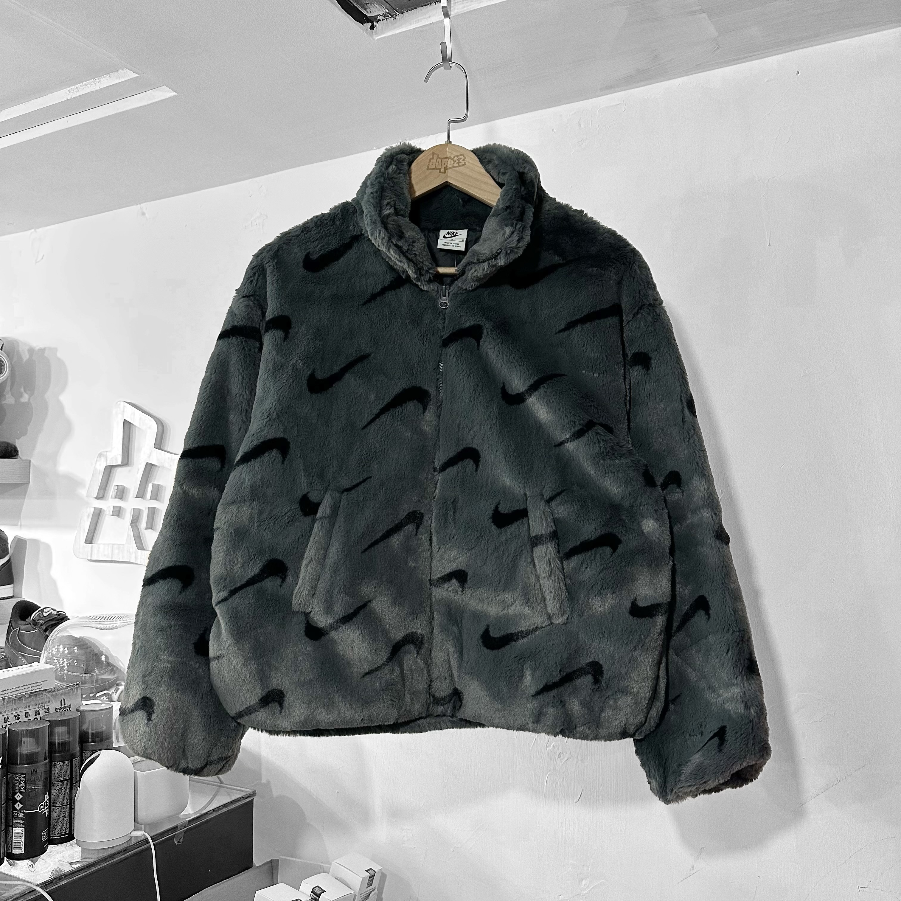 Nike Swoosh Fur Jacket Woman Black Grey  灰黑色 小鉤外套