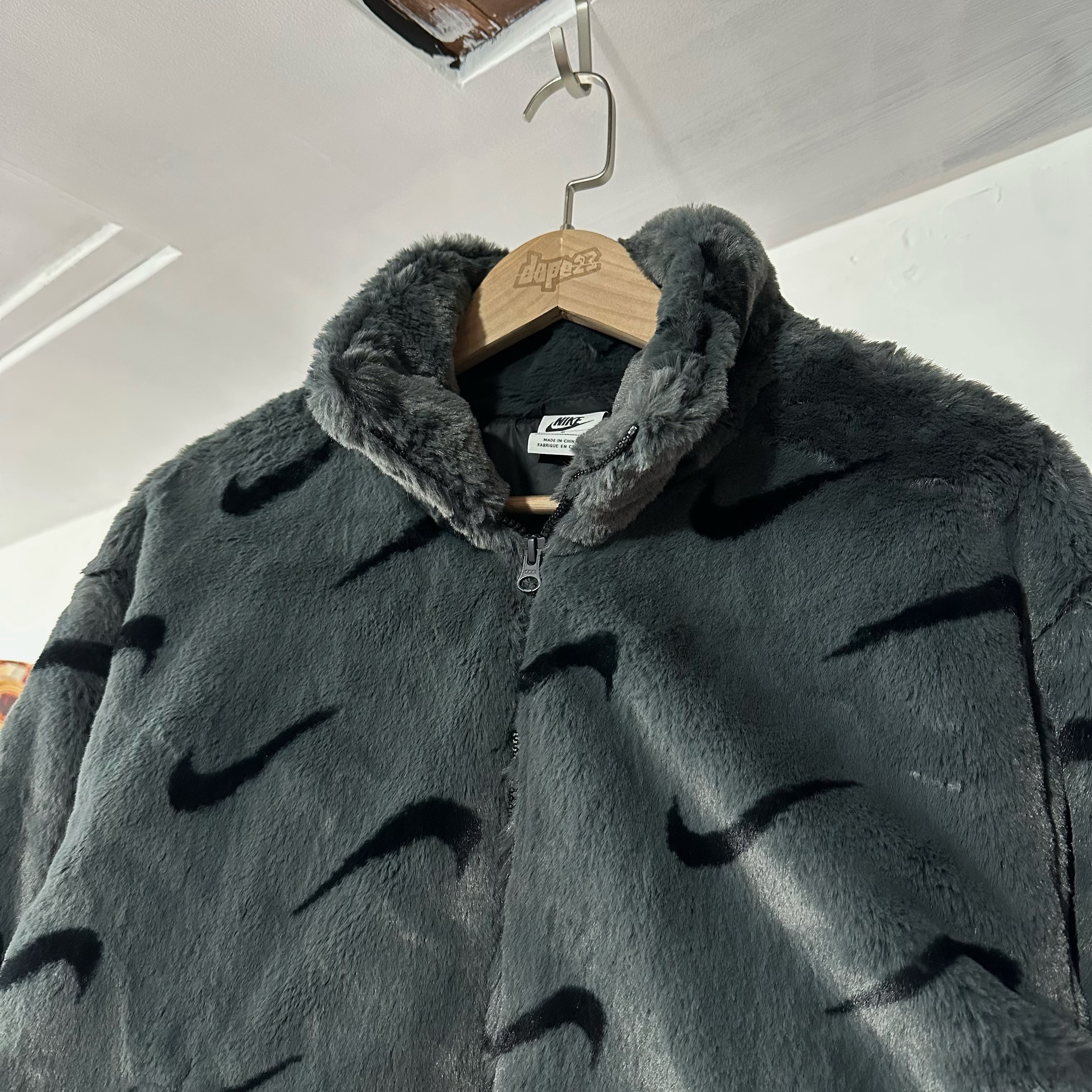 Nike Swoosh Fur Jacket Woman Black Grey  灰黑色 小鉤外套