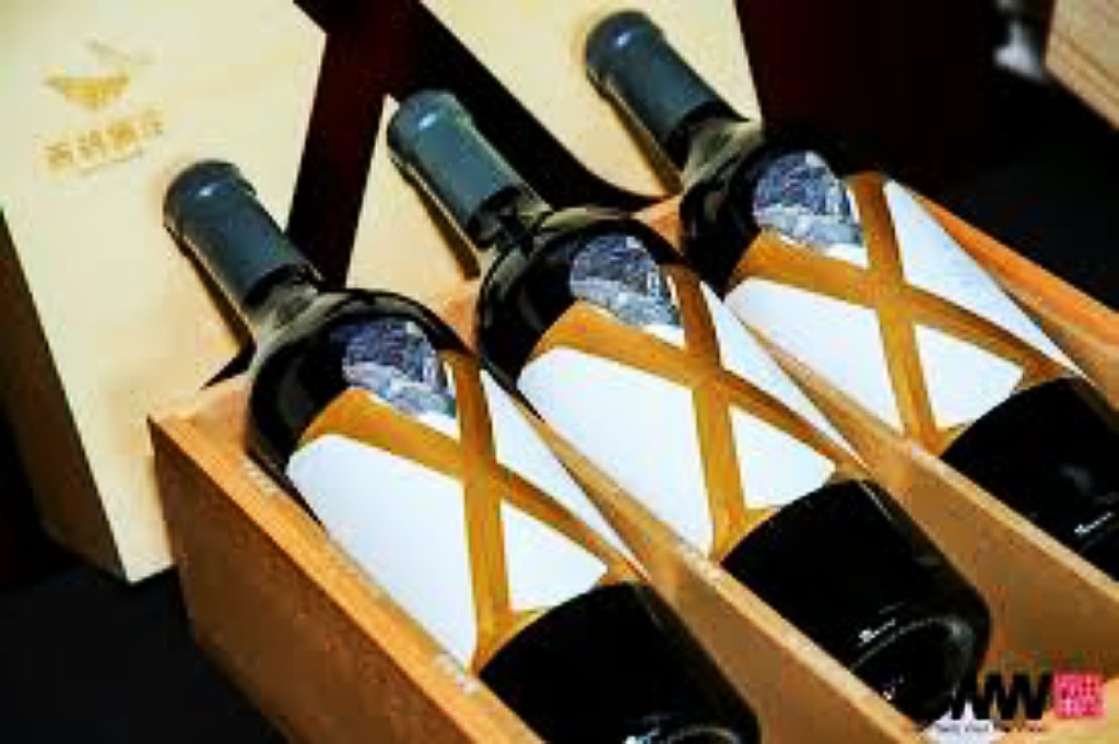 ⻄鸽® “X” 蛇龍珠⼲紅葡萄酒 2019 (3支/木盒裝)