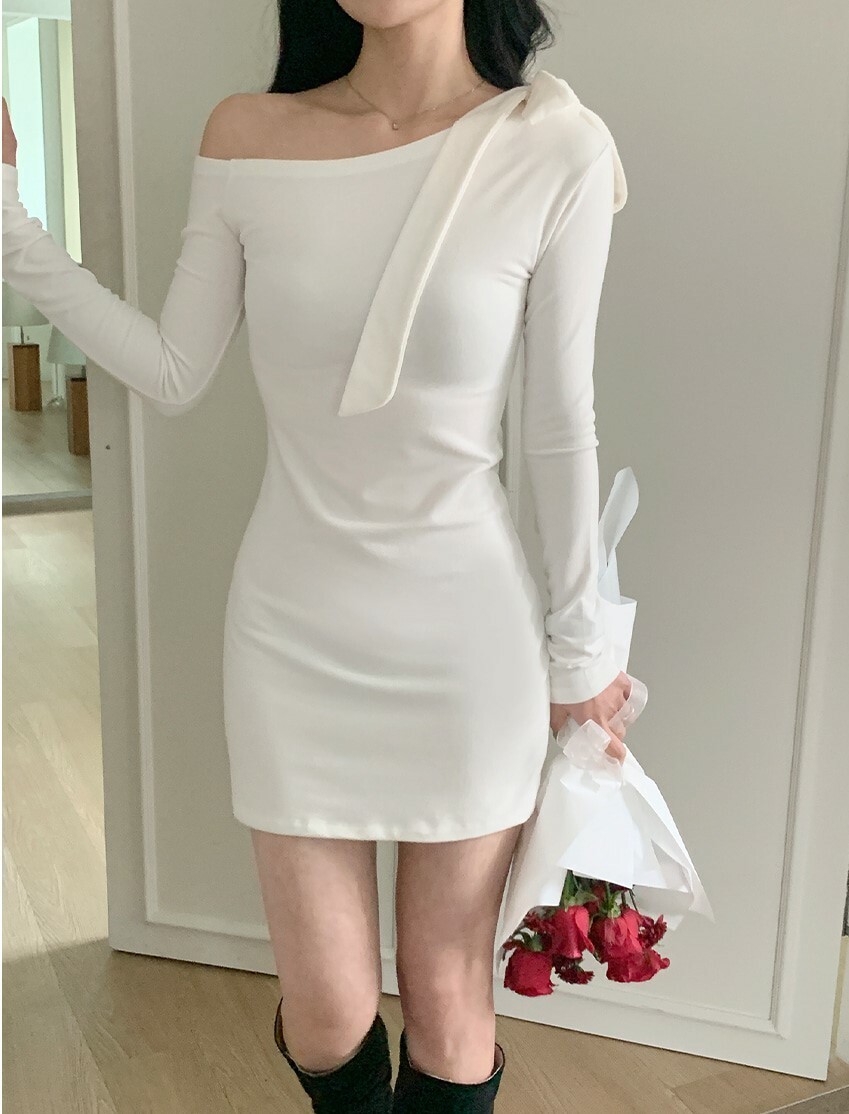 韓國Dejou授權 氣質斜領肩綁帶極修身洋裝