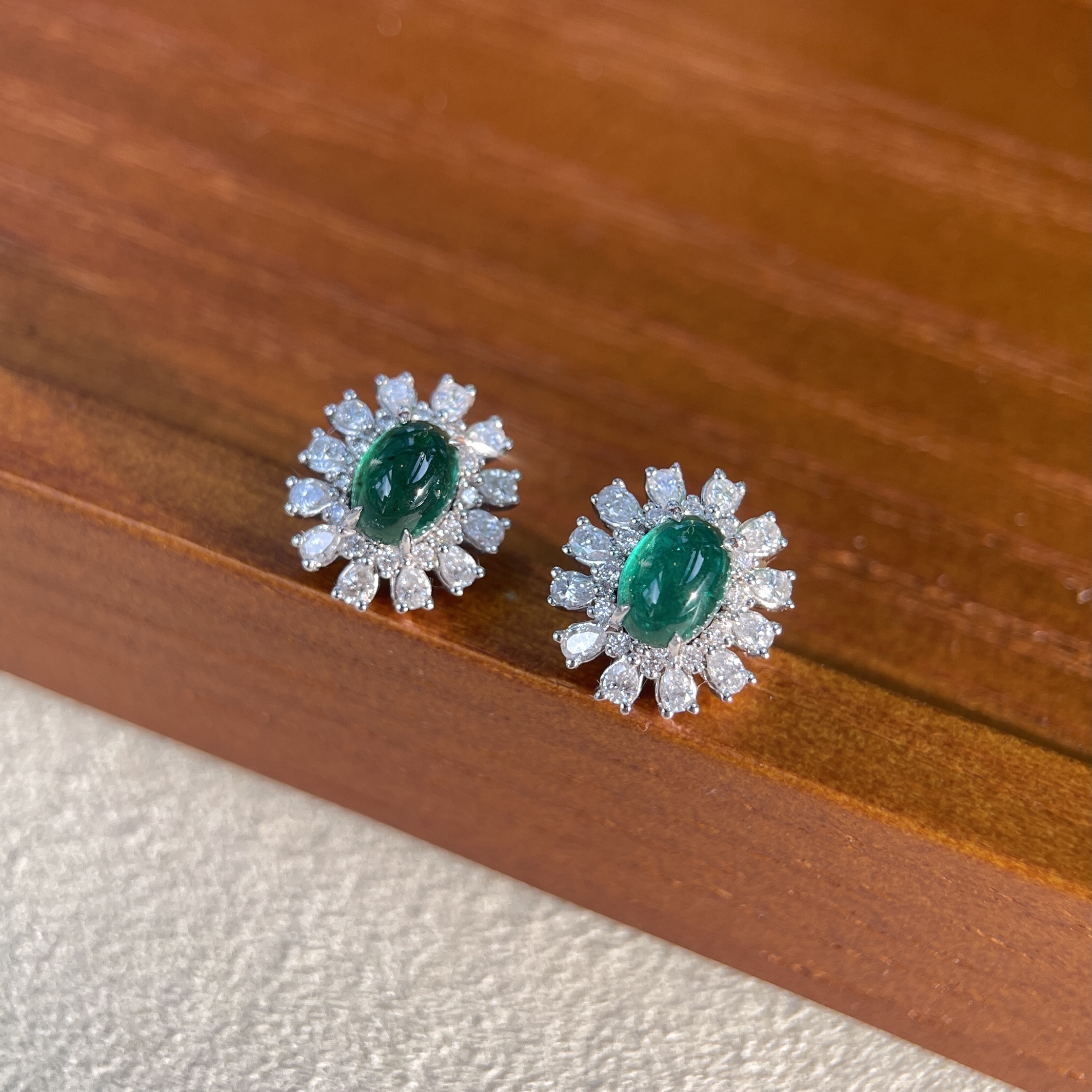 18K金素面祖母綠鑽石耳環 - 滿鑽奢華