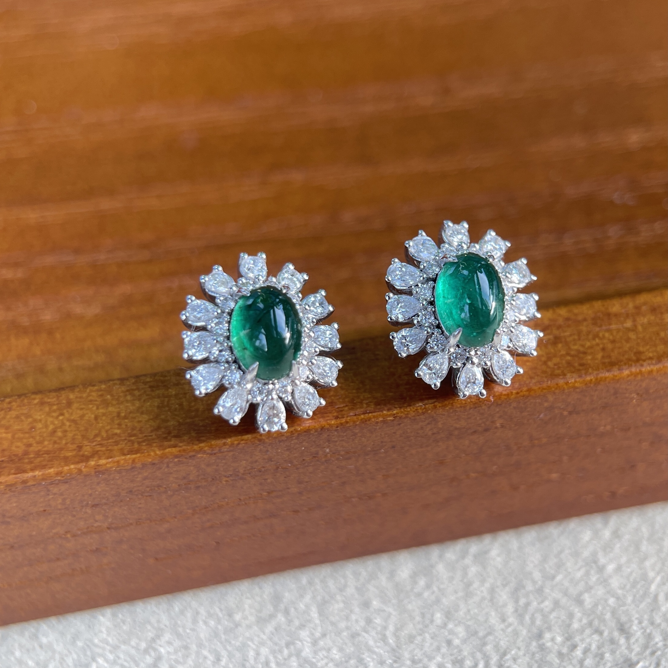 18K金素面祖母綠鑽石耳環 - 滿鑽奢華