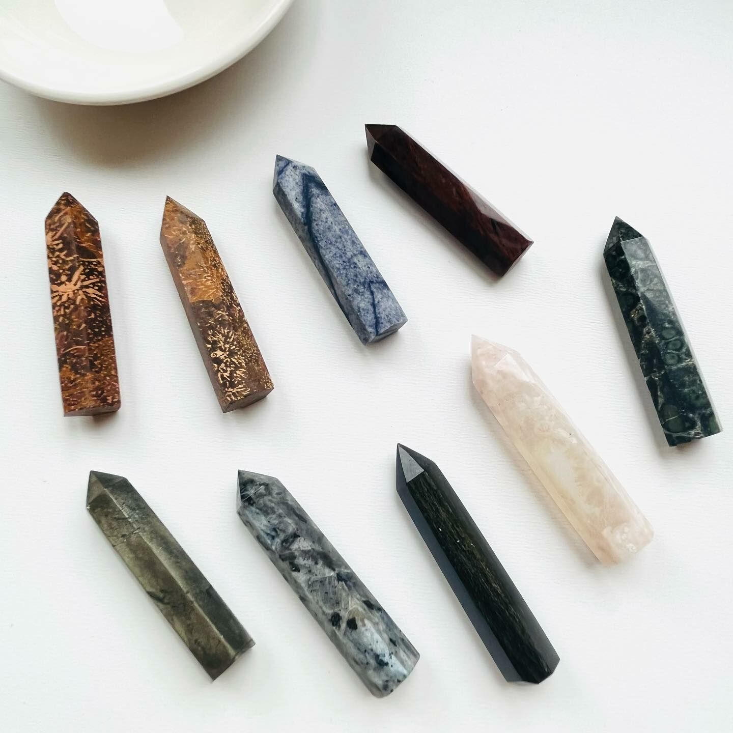 [原石] 星爆碧玉、藍紋石、紅曜石、黃鐵礦、歪鹼正長岩、金曜石、櫻花瑪瑙、剛巴巴碧玉 水晶小柱子