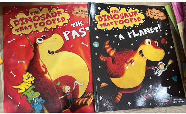 CS The dinosaur with pooped (2 books)