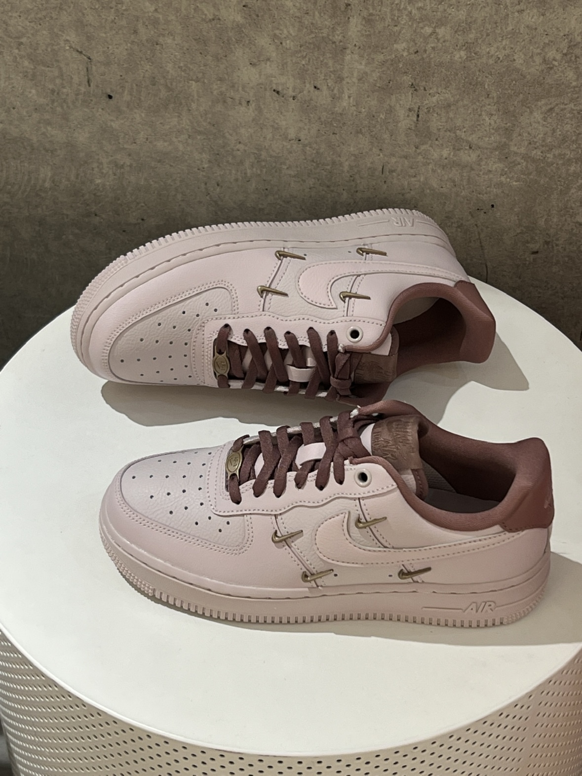 Nike Air Force 1 Low LX “Pink Oxford” 乾燥玫瑰 古銅四勾