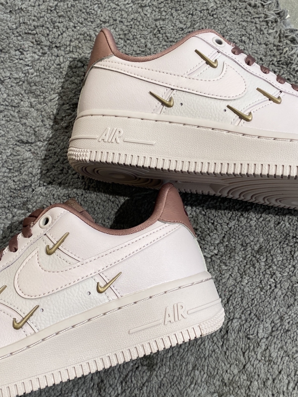 Nike Air Force 1 Low LX “Pink Oxford” 乾燥玫瑰 古銅四勾