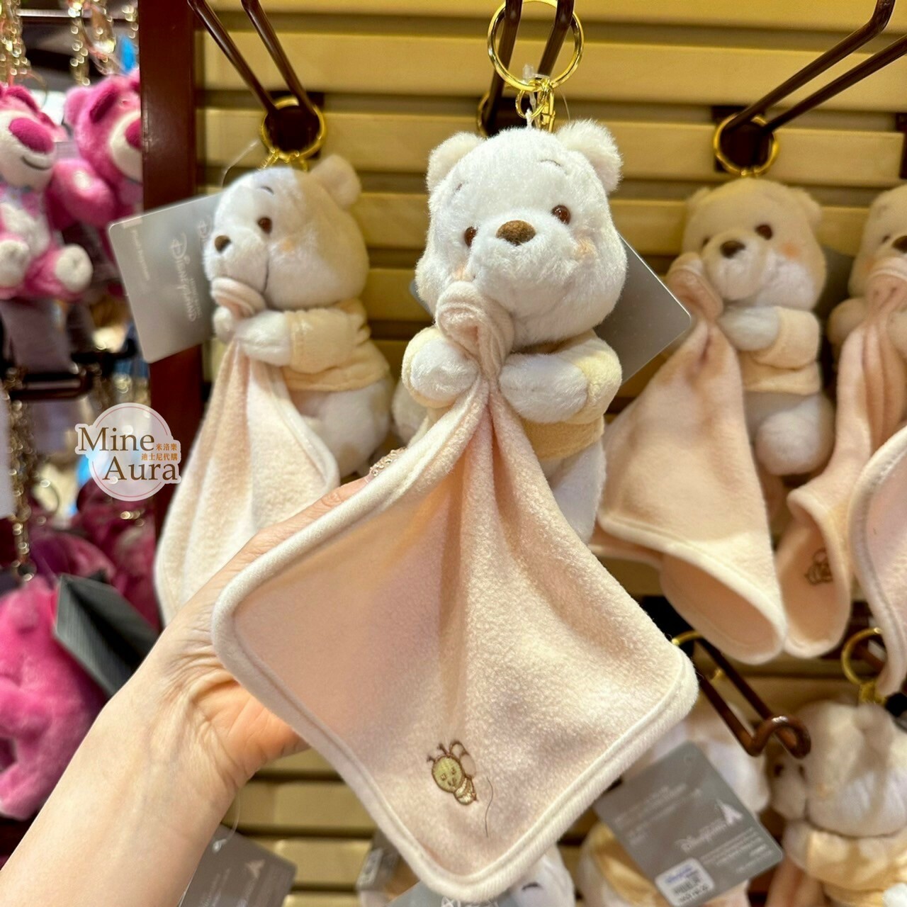 (現貨) 冬日甜心系列 奶油色 小熊維尼 Winnie the Pooh 絨毛 鑰匙圈 吊飾 -上海迪士尼商店