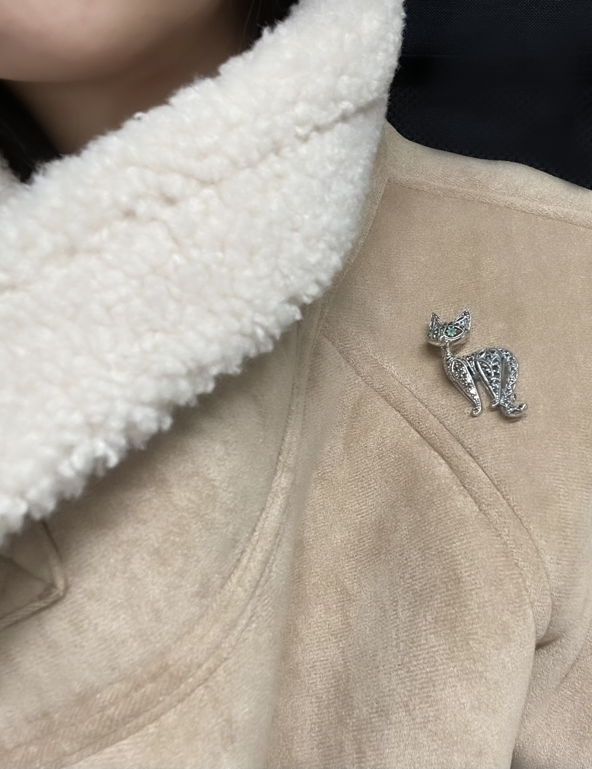 貓咪祖母綠胸墜