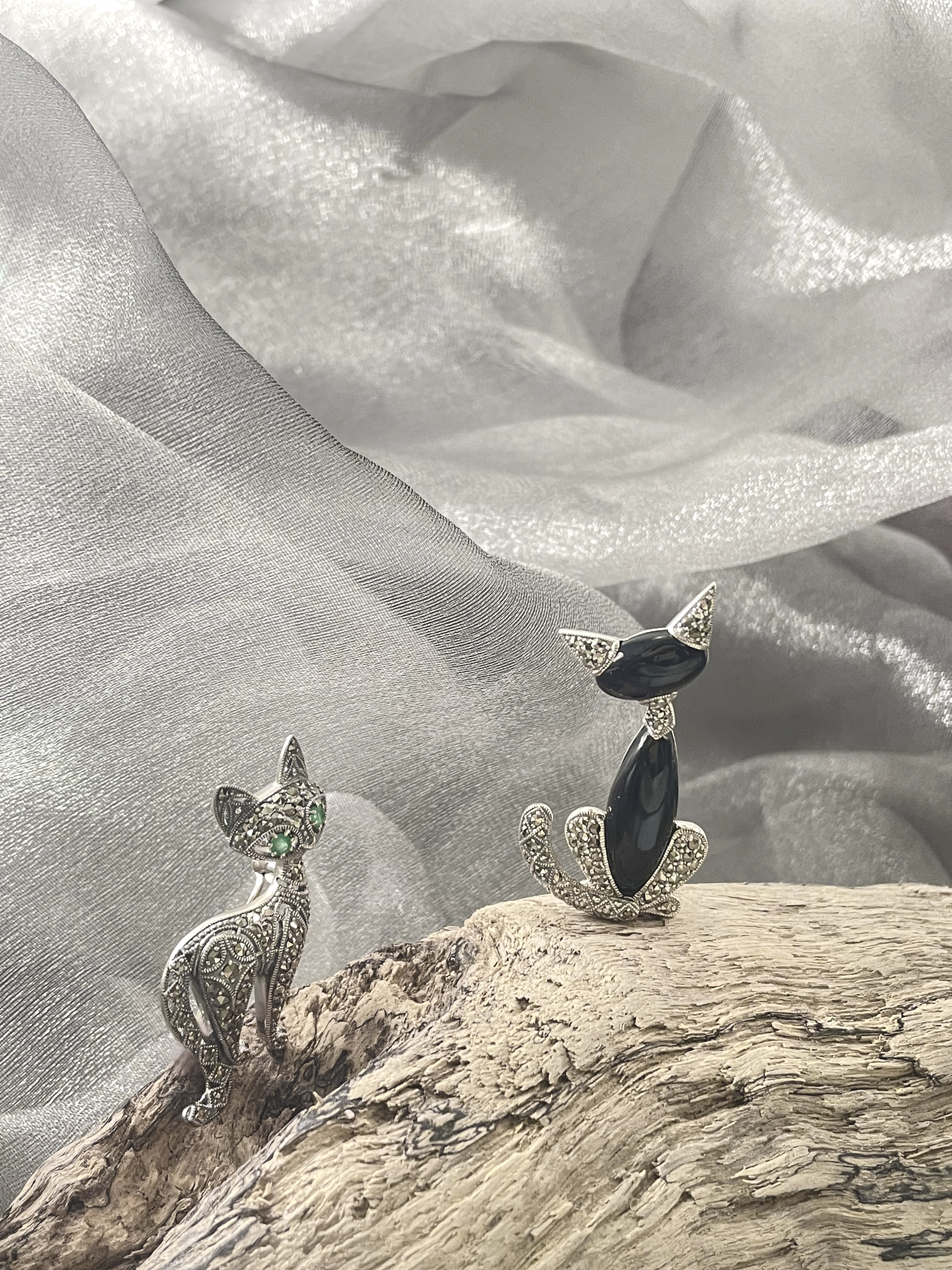 貓咪祖母綠胸墜