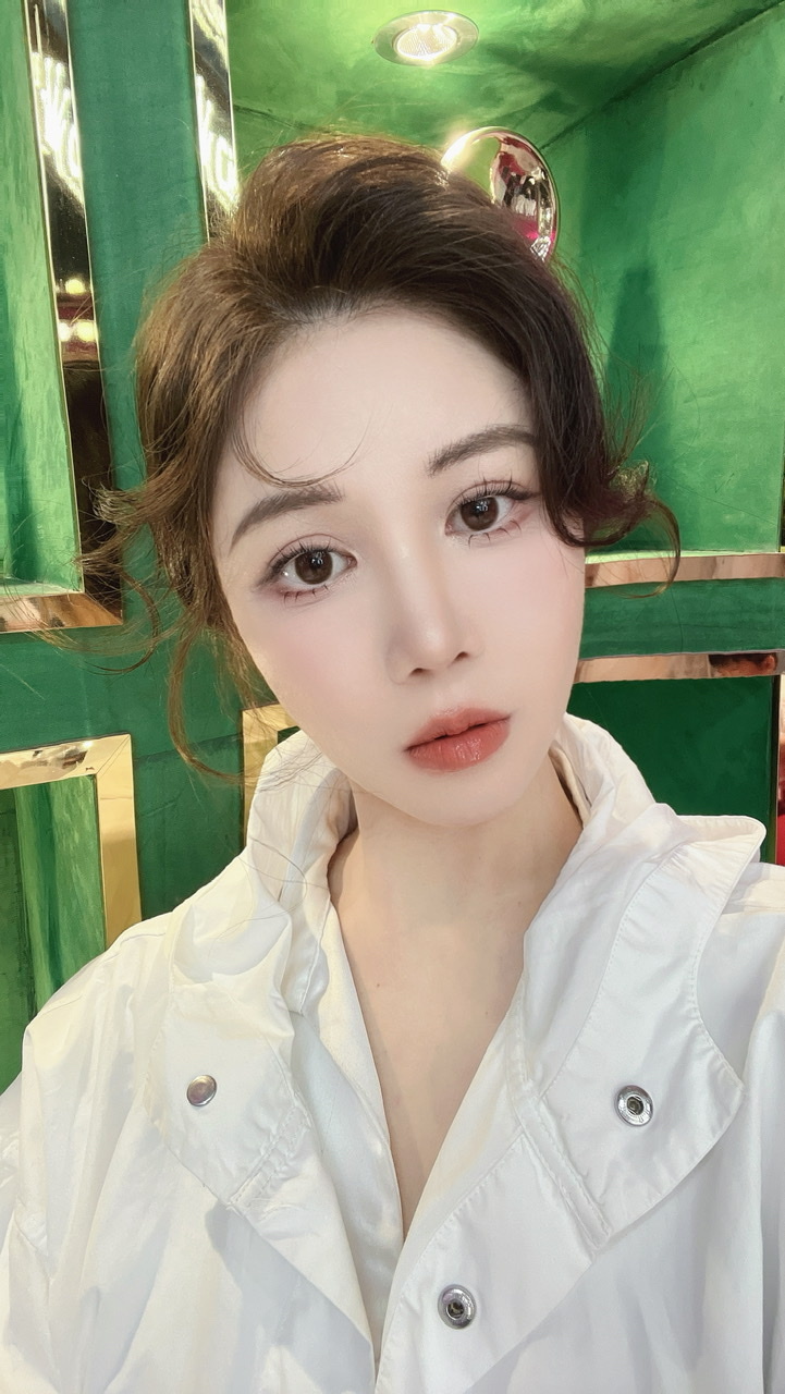 你係唔係都有鏡頭恐懼症📸 不自信唔知擺咩Post❓就係咁我哋老闆盈迦決心去克服！同我哋既駐店攝影師阿K一起影多d～學習面對鏡頭💪 目標做到從容淡定🎯 加油2024 HERLUXE團隊制作更多美美的視覺同大家分享～ 希望大家都讓鏡頭記錄越來越自信的你🎥😎✌️