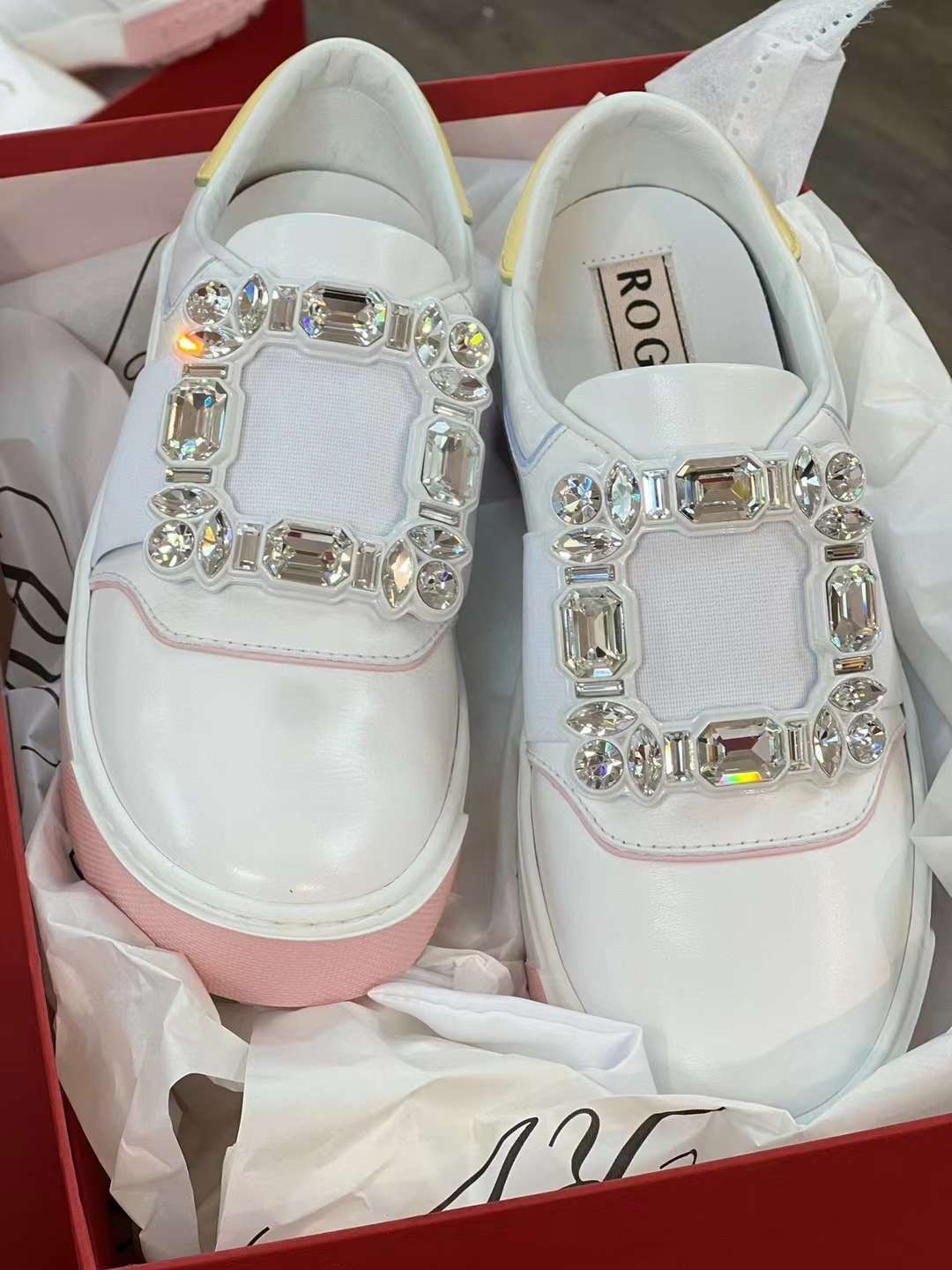 ROGER VIVIER 鑽扣粉邊小白鞋 -M