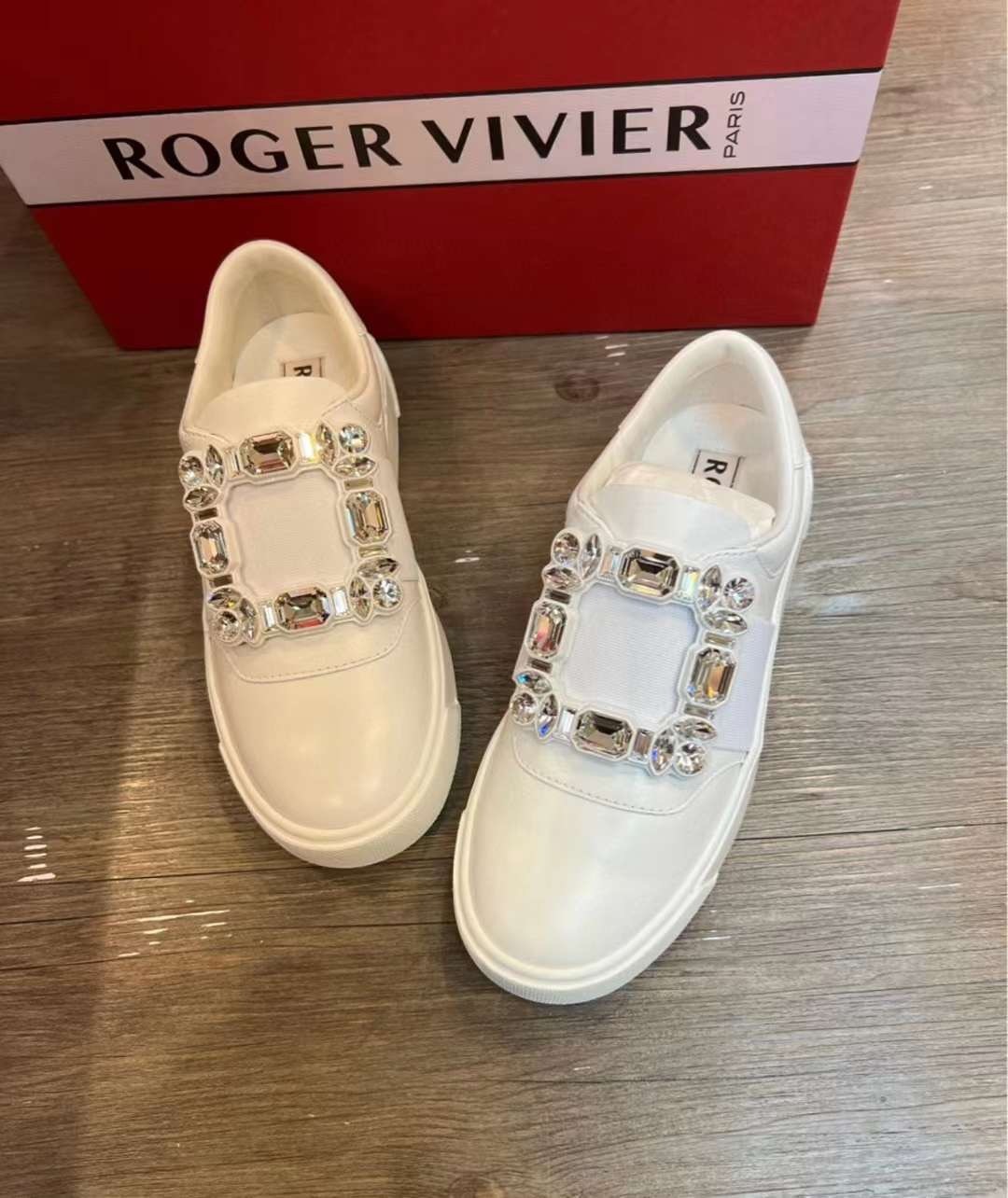 ROGER VIVIER  钻扣小白鞋 -M