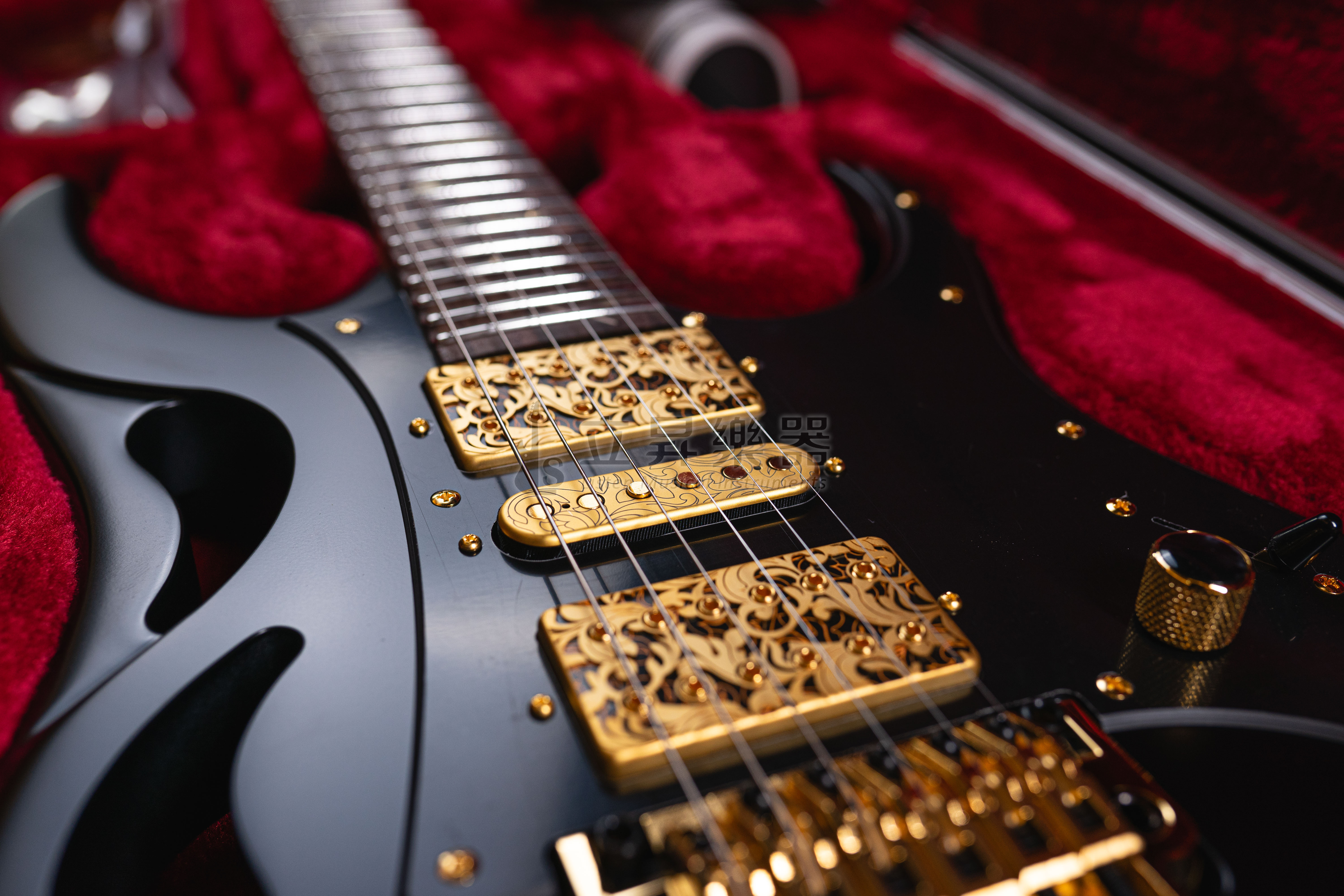 【預訂商品】Ibanez 電吉他 PIA3761 XB 黑金色 Steve Vai 簽名琴 日廠 大搖座 附原廠硬盒 第 3 張圖片｜三峽吉他 / Bass