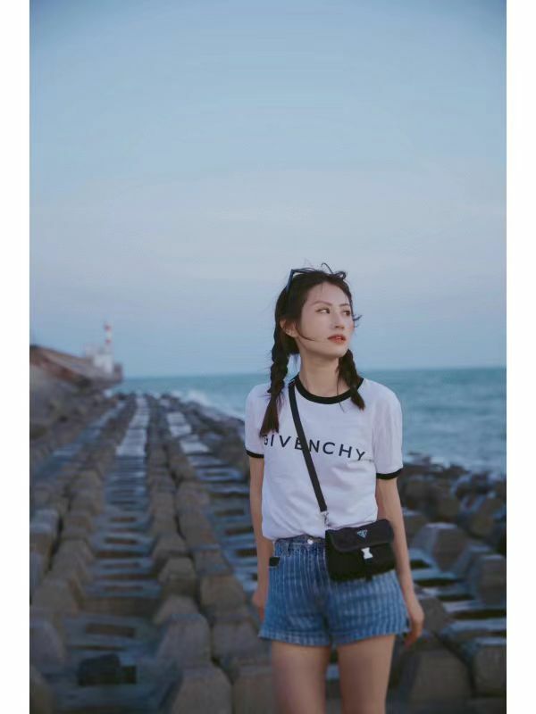 Givenchy   新款白色黑字母短袖Tee -T