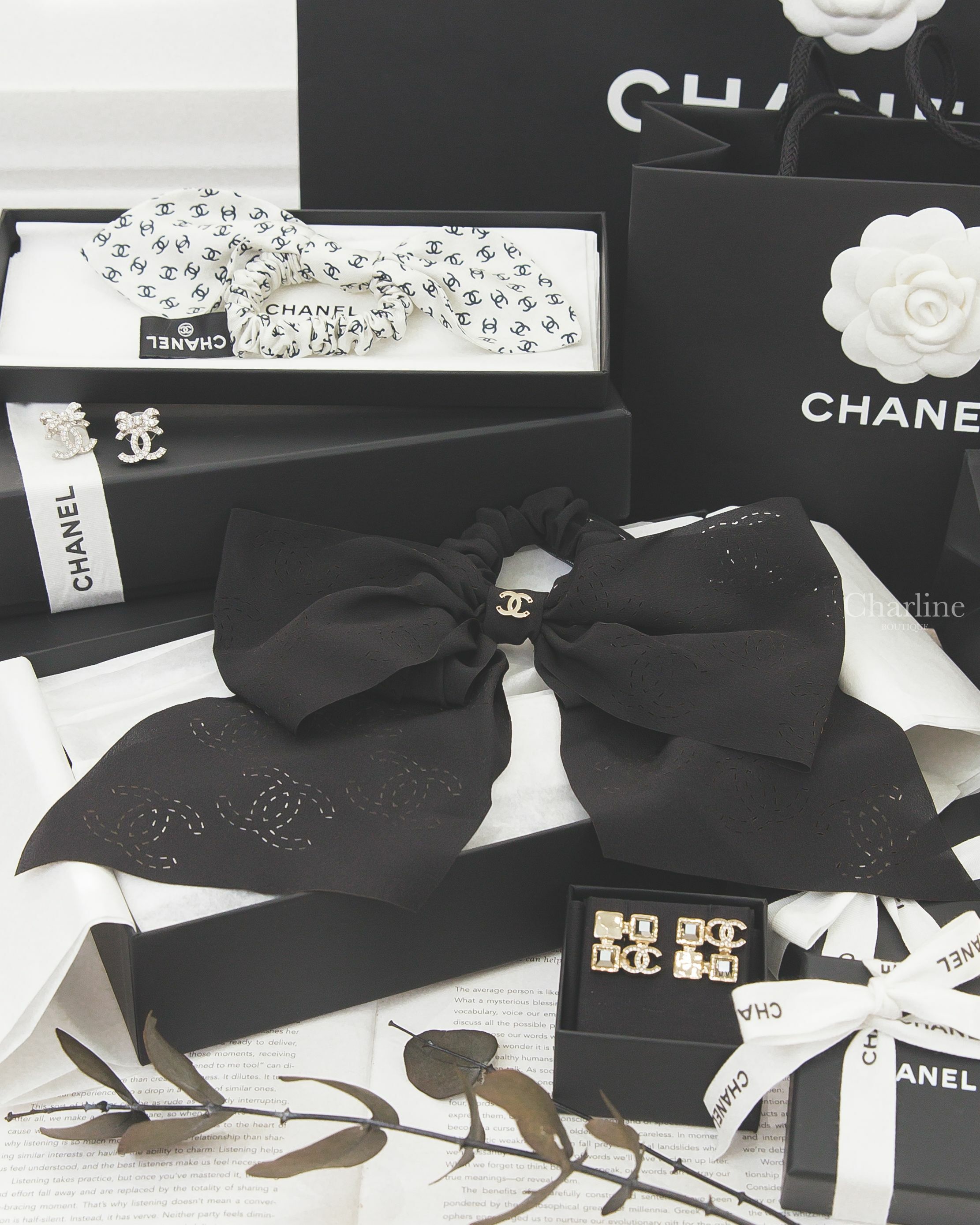 Chanel 黑色金CC虛線縷空CC真絲蝴蝶結髮束,Chanel 金色水晶金屬方格水鑽CC不對稱方形耳環,Chanel 銀色水鑽蝴蝶結CC耳環,Chanel 白底滿版黑色CC真絲蝴蝶結髮束-Charline Boutique 精品代購