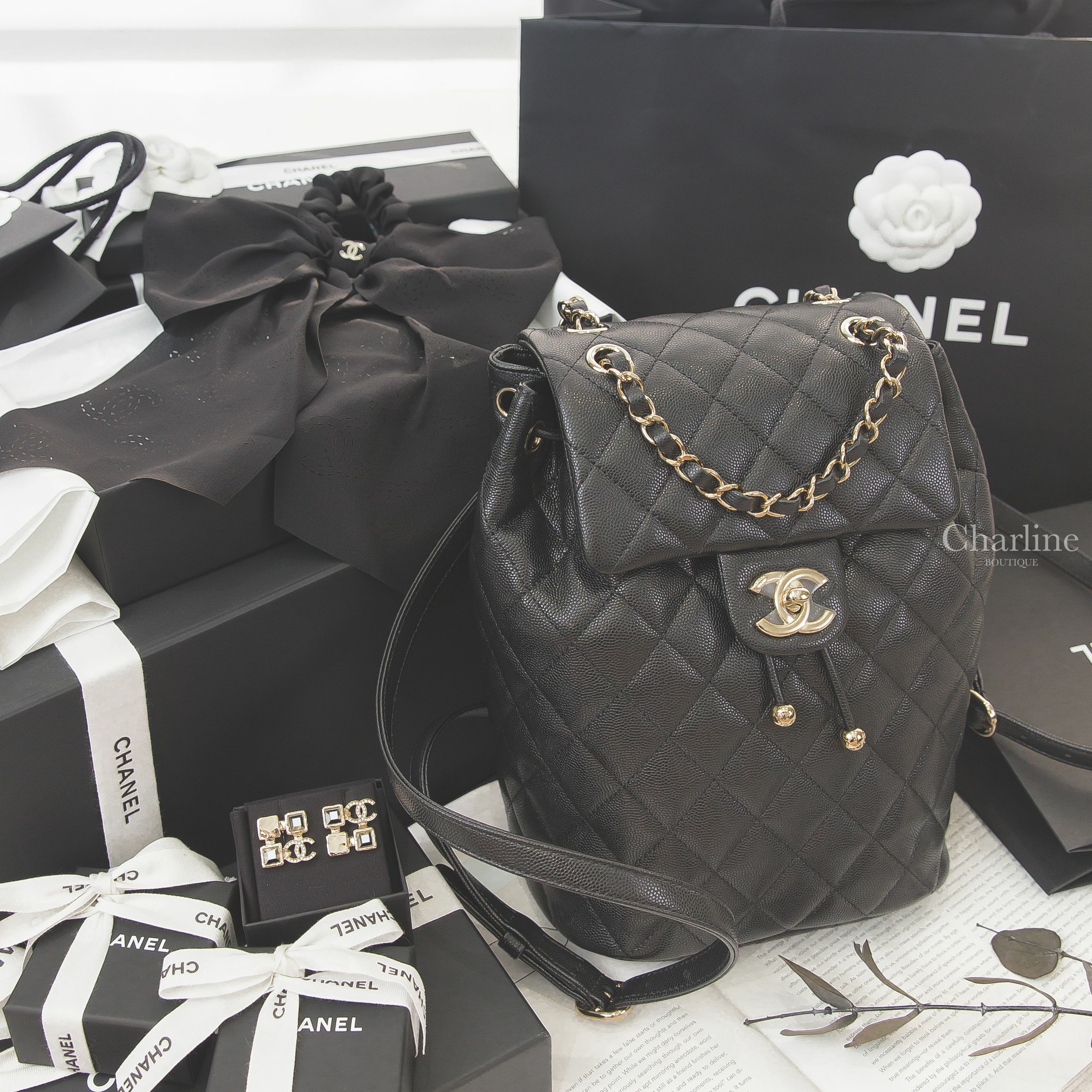 Chanel 黑色金CC虛線縷空CC真絲蝴蝶結髮束,Chanel 金色水晶金屬方格水鑽CC不對稱方形耳環,Chanel Backpack 黑色金CC金鍊荔枝菱格紋手提後背包-Charline Boutique 精品代購