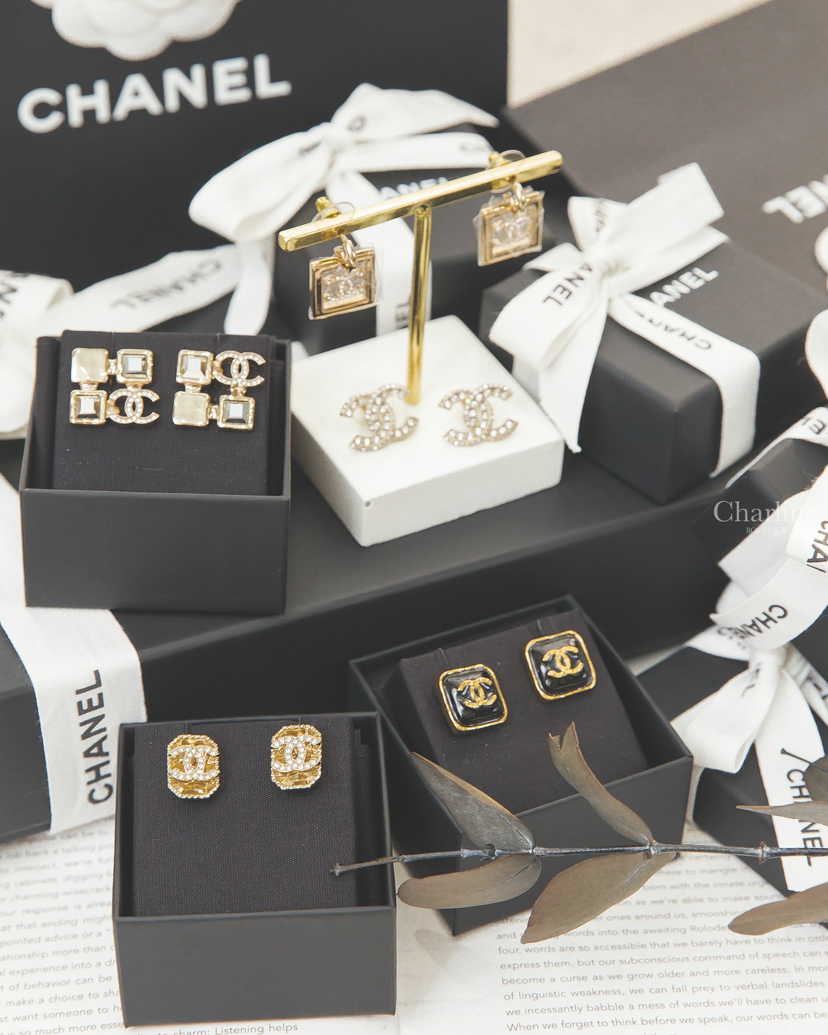 Chanel Earrings 金色水晶金屬方格水鑽CC不對稱方形耳環,黑底金CC金色邊框方形耳環,金色水鑽CC長方形耳環,金色方格CC水鑽耳環,金色簍空水鑽CC方型垂墜耳環-Charline Boutique 精品代購